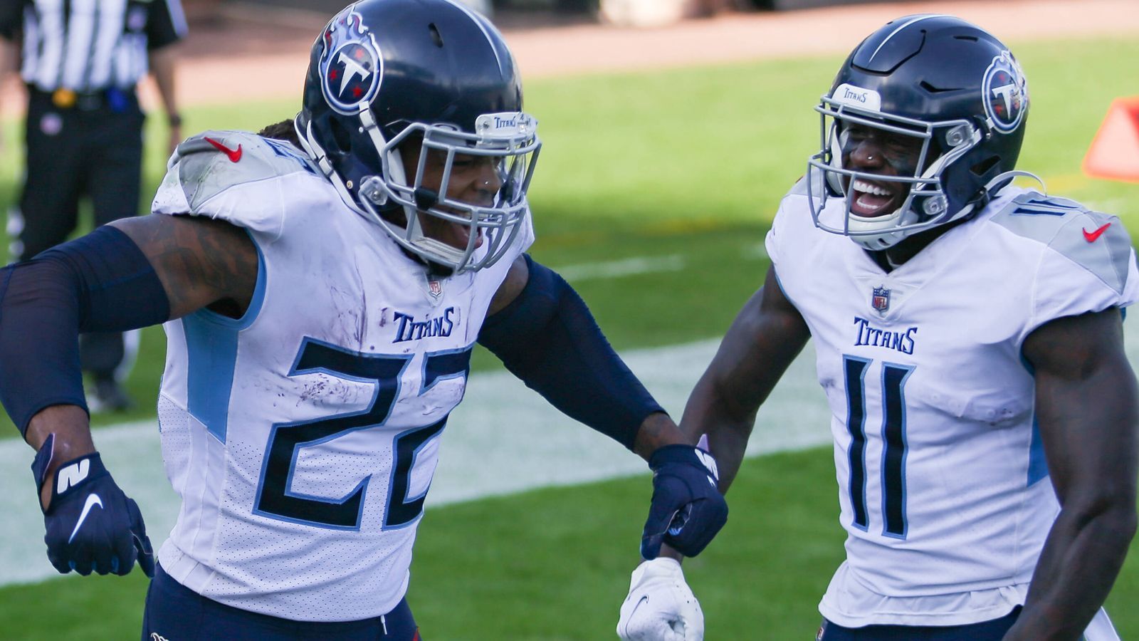 
                <strong>Tennessee Titans - mit voller Offensiv-Power zum großen Wurf?</strong><br>
                Mit Julio Jones, Derrick Henry, dem soliden Franchise-Quarterback Ryan Tannehill und O-Line-Rückkehrer Taylor Lewan ist die Offense der Tennessee Titans mit jeder Menge Star-Power besetzt. Der Pass-Rush zählte allerdings statistisch zu den schlechtesten der gesamten Liga, nur zwei Teams konnten den Quarterback seltener sacken. Kann die Defense dieses Jahr verbessert werden - oder gleichen die Stars in der Offense alles aus? 
              
