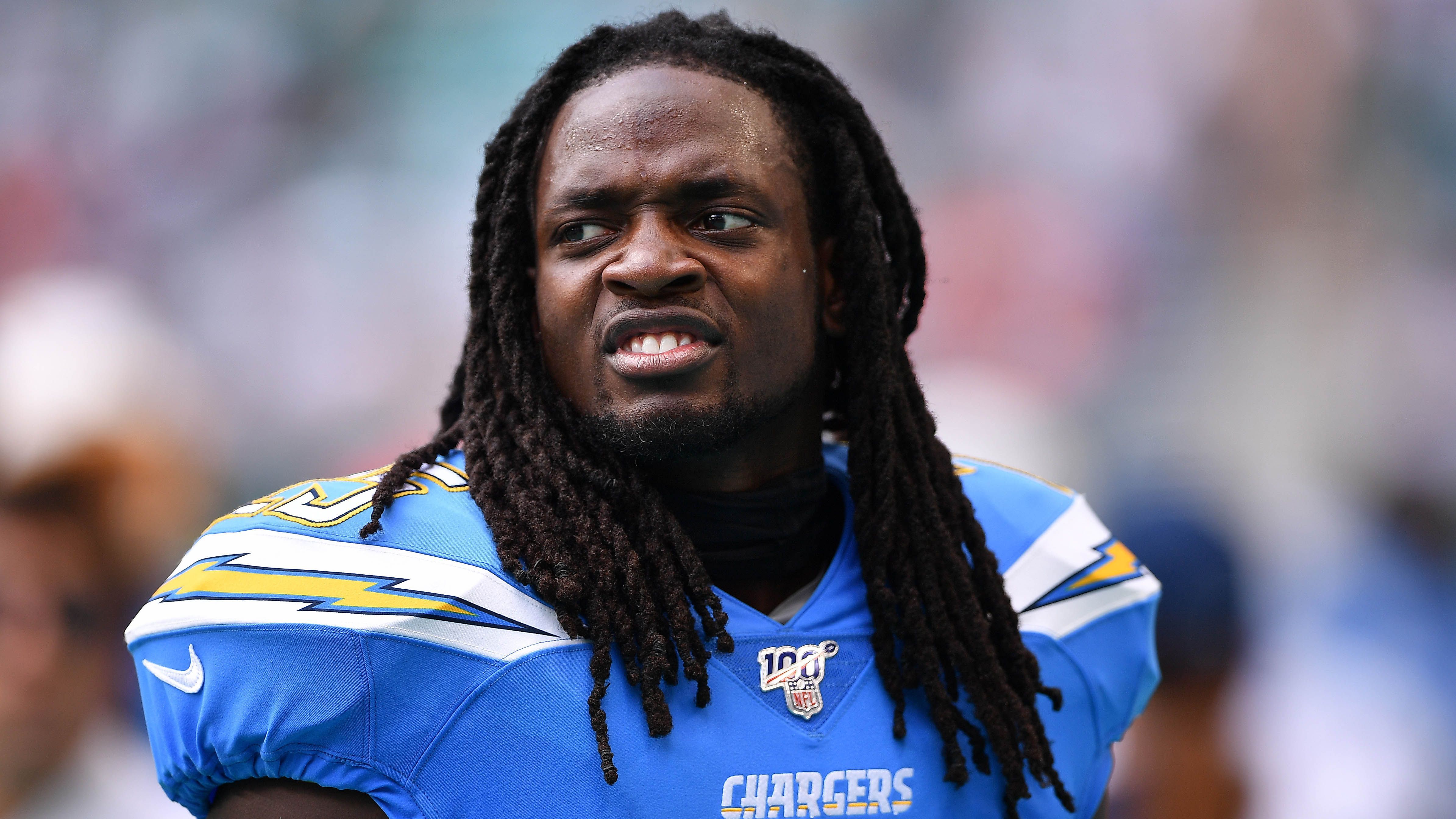 
                <strong>Running Back: Melvin Gordon (vs. Denver Broncos)</strong><br>
                Gordon ist bei den Los Angeles Chargers zu einer Art Notfallplan geworden. Am vergangenen Spieltag geriet das Team von der Westküste wenig überraschend nicht in Bedrängnis gegen die Miami Dolphins und Gordon saß das komplette Spiel auf der Bank. Austin Ekeler und Troymaine Pope haben die ganze Last geschultert. Es ist zwar nicht sicher, wie die Arbeitsteilung gegen die Broncos aussieht, doch Gordon wird ziemlich sicher wieder ans Werk gehen dürfen. Gegen die Denver-Defense, die 5,1 Yards pro Carry erlaubt, kann der Veteran zudem auch mit weniger Einsätzen viel Schaden anrichten. 
              