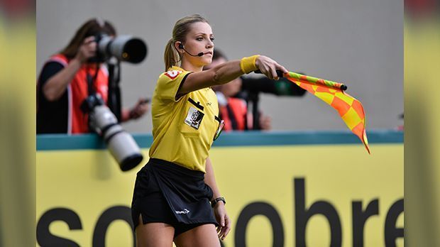 
                <strong>Fernanda Colombo Uliana</strong><br>
                Hier haben wir Fernanda Colombo Uliana (was für ein Name!). Die schöne Dame steht am Zuckerhut an der Seitenlinie und weist den Schiedsrichter auf Abseitsstellungen und andere Vergehen hin.
              