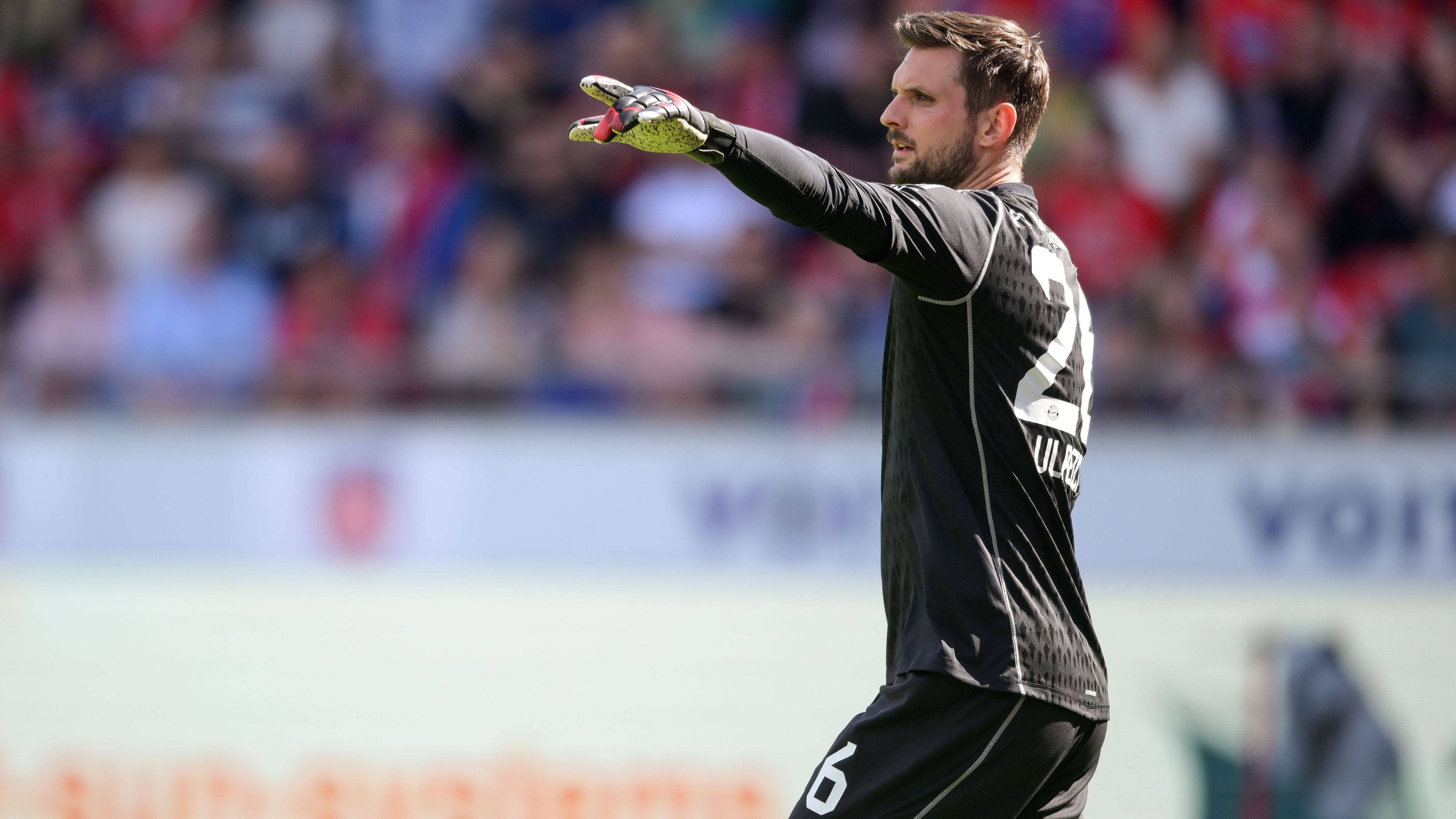 <strong>Sven Ulreich</strong><br>Ersetzt erneut den noch angeschlagenen Manuel Neuer. Ist in der ersten Halbzeit quasi beschäftigungslos. Darf ab und an einen Pass spielen, mit den Händen berührt er den Ball aber nicht. Nach dem Seitenwechsel brichts dann über ihn hinein – an den Toren kann er nichts machen. Im Gegensatz zu seinen Vorderleuten. Starker Reflex nach einer Ecke in der 73. Minute. Beim 2:3 wieder machtlos. <strong>ran-Note: 3</strong>