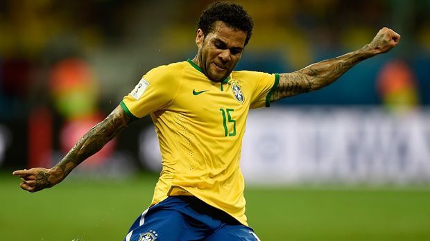 
                <strong>Dani Alves (Brasilien)</strong><br>
                Dani Alves (Brasilien): Er darf natürlich nicht fehlen! Dani Alves ist als Rechtsverteidiger bei der brasilianischen Mannschaft längst eine Instanz. Der 33-Jährige spielt beim FC Barcelona immer noch auf hohem Niveau und steht bei derzeit 88 Länderspielen für die Selecao.
              