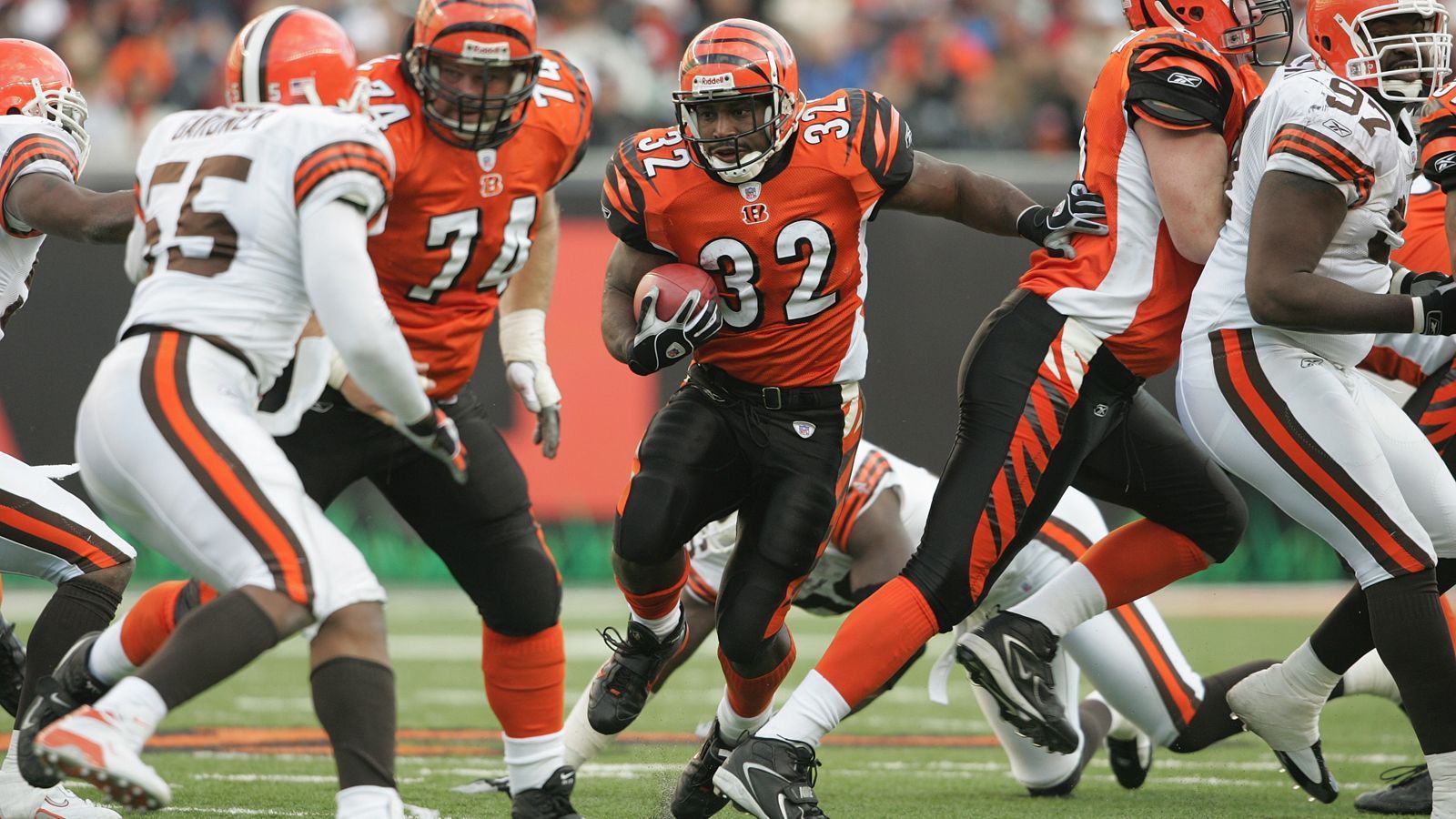 
                <strong>Platz 2: Cincinnati Bengals vs. Cleveland Browns 58:48</strong><br>
                2004 das zweite monumentale Spiel zwischen Bengals und Browns. Diesmal geht Cincinnati mit 58:48 als Sieger hervor - treffen die Bengals auf die Browns sind also Punkte garantiert.
              