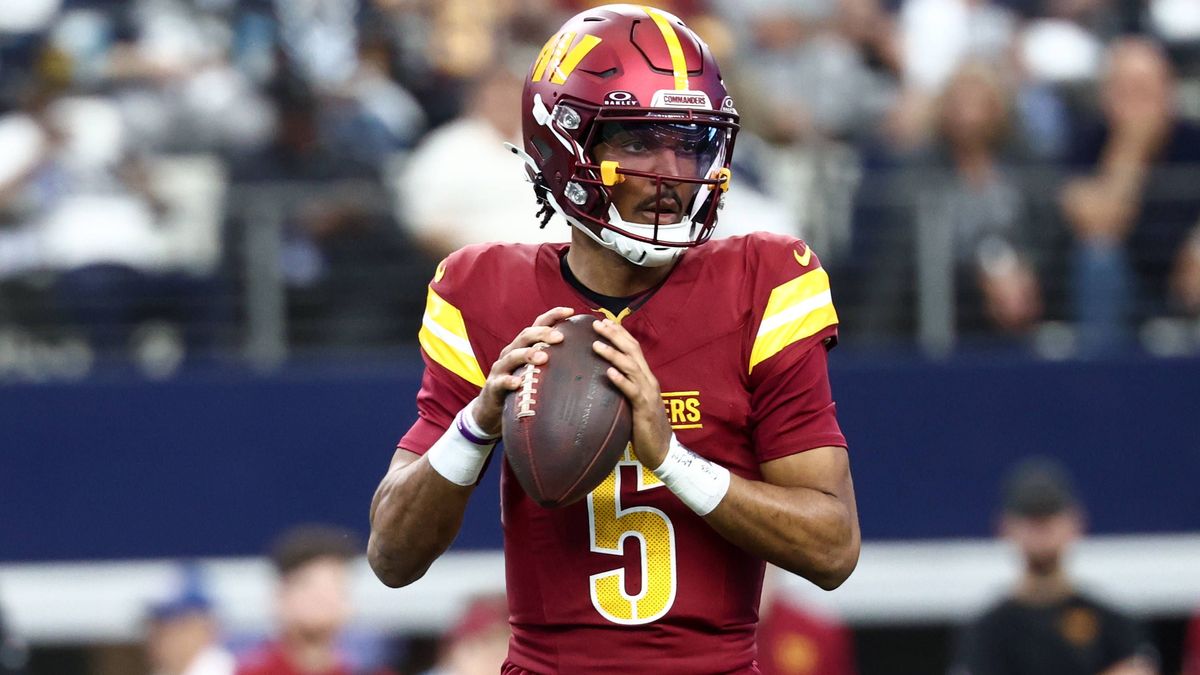 NFL, American Football Herren, USA Washington Commanders at Dallas Cowboys Oct 19, 2025; Arlington, Texas, USA; Washington Commanders quarterback Jayden Daniels (5) looks to pass the ball against t...