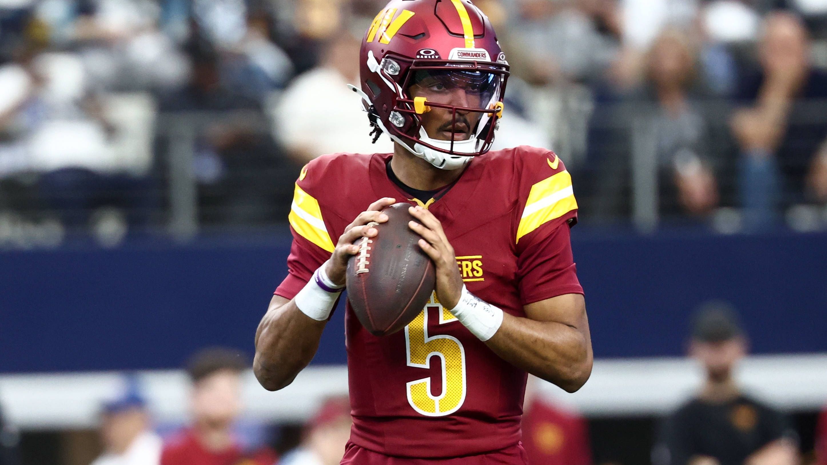 <strong>Jayden Daniels (Washington Commanders)</strong><br><em>Bitterer Spieltag für die Washington Commanders: Quarterback Jayden Daniels hat sich am Sonntag in der Partie gegen die Dallas Cowboys eine Oberschenkelverletzung zugezogen. Die Commanders verloren das Duell zudem deutlich mit 22:44. Daniels wird sich am Montag einer MRT-Untersuchung unterziehen. Er hatte in dieser Saison bereits zwei Spiele wegen einer Knieverletzung pausieren müssen. Damals wurde er von Marcus Mariota ersetzt.</em>