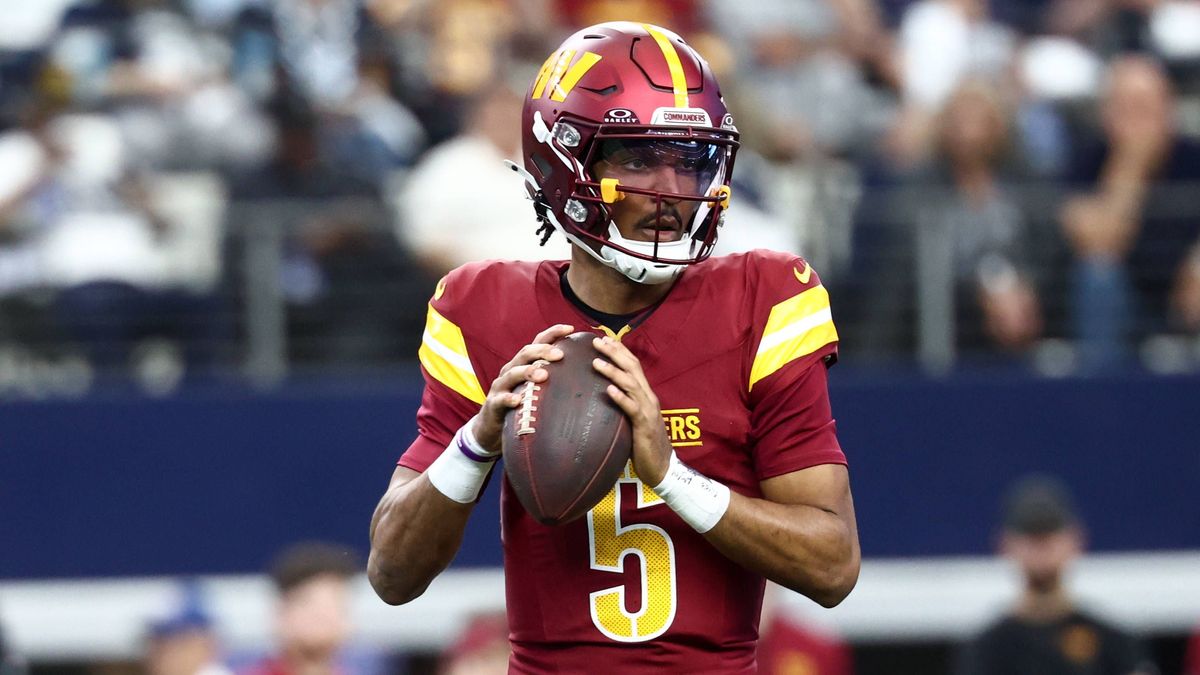 NFL, American Football Herren, USA Washington Commanders at Dallas Cowboys Oct 19, 2025; Arlington, Texas, USA; Washington Commanders quarterback Jayden Daniels (5) looks to pass the ball against t...
