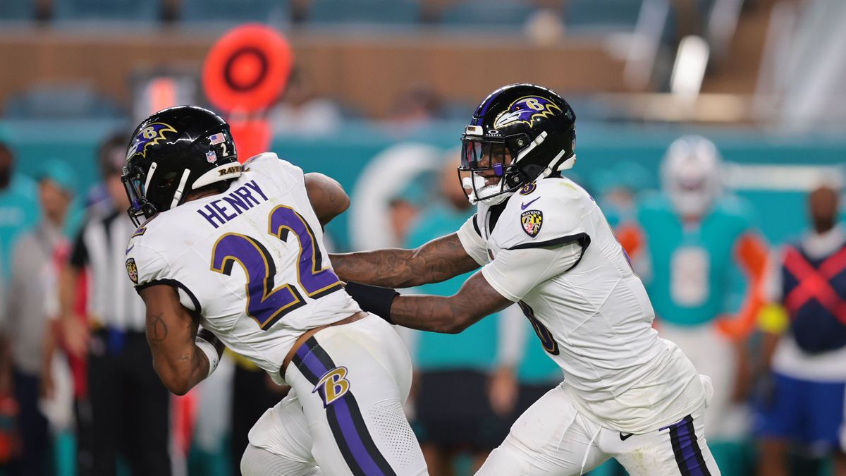 NFL, American Football Herren, USA Baltimore Ravens at Miami Dolphins Oct 30, 2025; Miami Gardens, Florida, USA; Baltimore Ravens quarterback Lamar Jackson (8) hands the ball off to running back De...