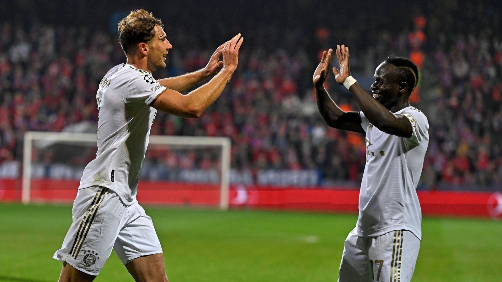 
                <strong>Bayern in der Einzelkritik: Goretzka überragend</strong><br>
                Mit einem ungefährdeten 4:2-Erfolg löst der FC Bayern München gegen den Gruppenletzten Viktoria Pilsen das Ticket für das Achtelfinale. Eine fulminante erste Halbzeit gefolgt von einer müden zweiten Hälfte. Die Bayern-Stars in der Einzelkritik. 
              