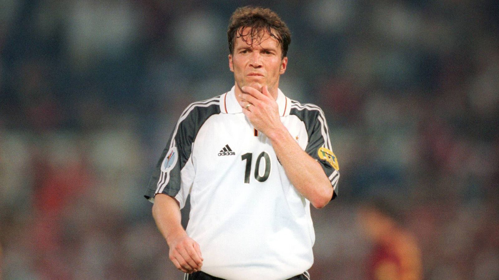 
                <strong>Lothar Matthäus: Der Sündenbock der Europameisterschaft 2000</strong><br>
                Auch Lothar Matthäus hatte den richtigen Zeitpunkt für ein Karriereende verpasst. Im Jahre 2000 wechselte er in die USA zu den New York Metro Stars. Mit dieser Mannschaft erreichte er zwar die Playoffs. Er selber allerdings hatte daran keinen großen Anteil. In 16 Spielen blieb er torlos. Bei der Europameisterschaft 2000 scheiterte er mit der deutschen Nationalmannschaft in der Vorrunde und musste aufgrund seiner schwachen Leistungen als Sündenbock herhalten. Das Karriereende folgte wenige Monate später.
              