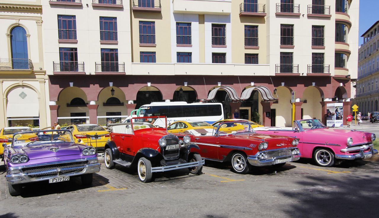 Historisches Havanna: Neben den architektonischen Rundgängen bietet die Hauptstadt zahlreiche Museen - ob Kunstmuseum, Revolutionsmuseum oder Ernest Hemingways Zuhause. Die berühmten Oldtimer kann man auch für touristische Touren mieten. Hotels und Reiseveranstalter helfen, seriöse Anbieter zu finden.