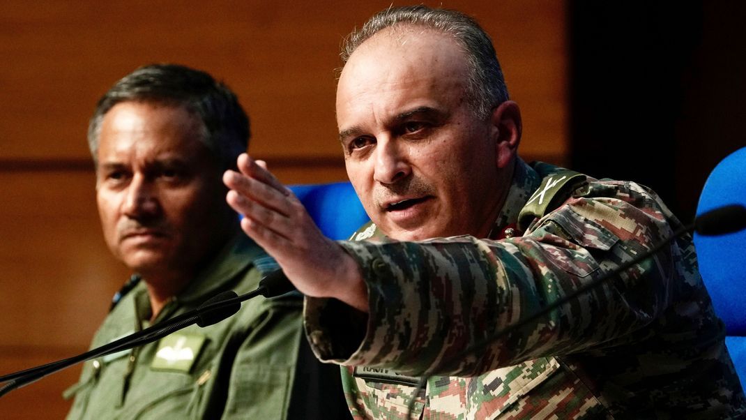 Der Generaldirektor für militärische Operationen, Generalleutnant Rajiv Ghai (r), spricht auf einer Pressekonferenz zu den Medien, während Luftmarschall AK Bharti zuschaut.