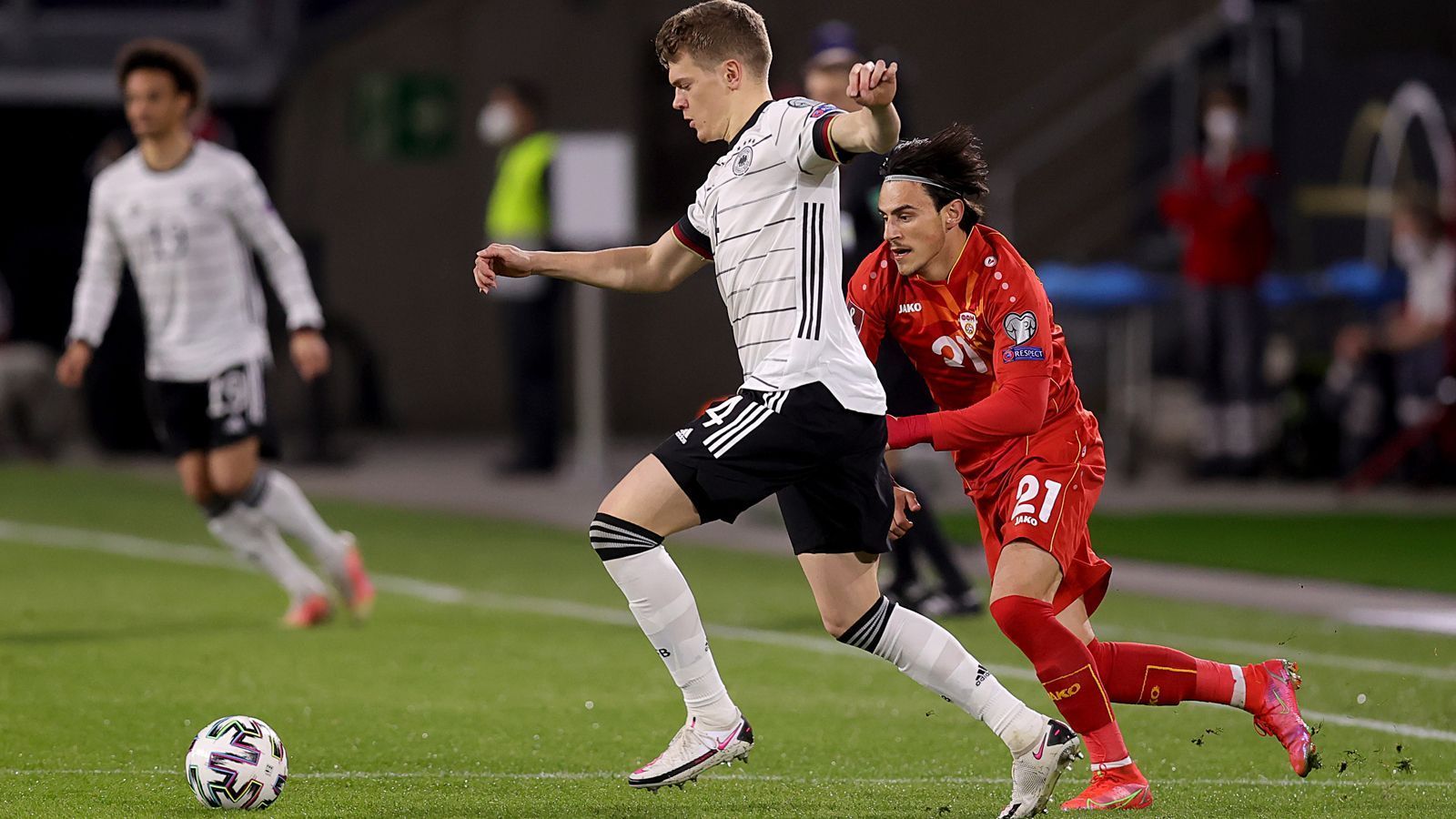 
                <strong>Matthias Ginter </strong><br>
                Obwohl die Gladbacher in der Bundesliga eine etwas durchwachsene Saison spielten, gehörte Innenverteidiger Matthias Ginter zu den besten Spielern der Borussia. Der 27-Jährige verfügt bislang über die Erfahrung von 38 Länderspielen für Deutschland. 
              