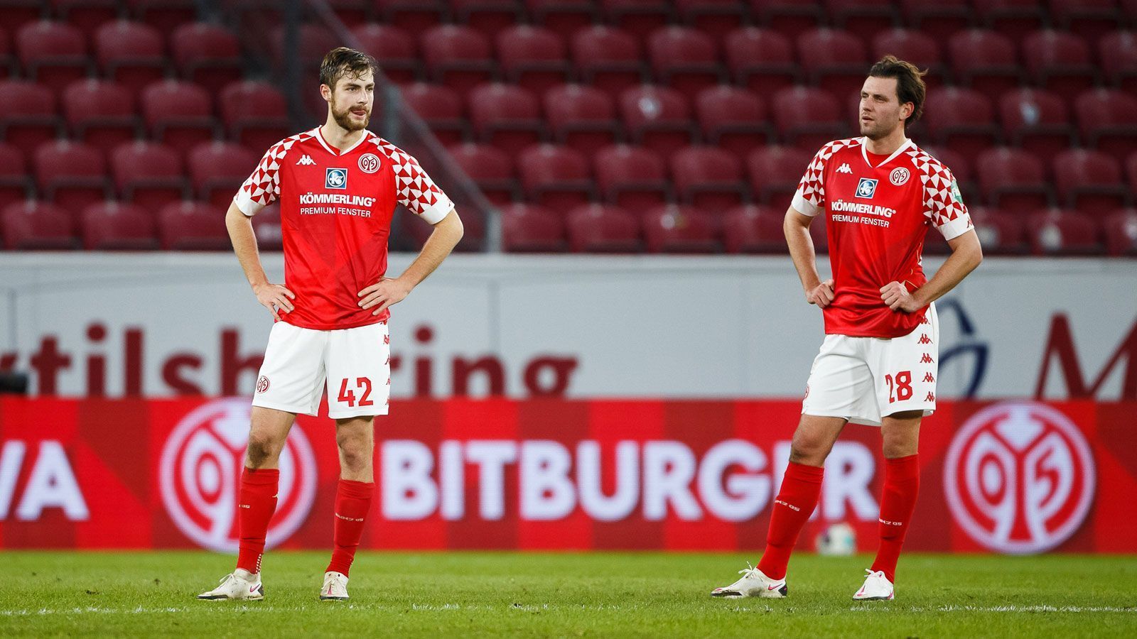 
                <strong>17. Platz: 1. FSV Mainz 05 (18 Punkte)</strong><br>
                Nach einer erschreckend schwachen Hinrunde fand sich Mainz 05 mit acht Punkten Rückstand auf den Relegationsplatz auf Rang 17 wieder. Unter dem neuen Coach Bo Svensson schafften die Rheinhessen den Turnaround und kassierten nur zwei Niederlagen aus den vergangenen sieben Partien. Trotz der noch ausstehenden Spiele gegen Bielefeld, Köln und Hertha BSC haben die Mainzer vergleichsweise schlechte Karten im Kampf um den Ligaverbleib, was vor allem mit den vier letzten Gegnern der Spielzeit zusammenhängt - Bayern, Wolfsburg, Dortmund und Frankfurt kämpfen allesamt um die Meisterschaft oder das europäische Geschäft und werden der Svensson-Elf keinesfalls die Punkte schenken.Abstiegswahrscheinlichkeit: 50%
              