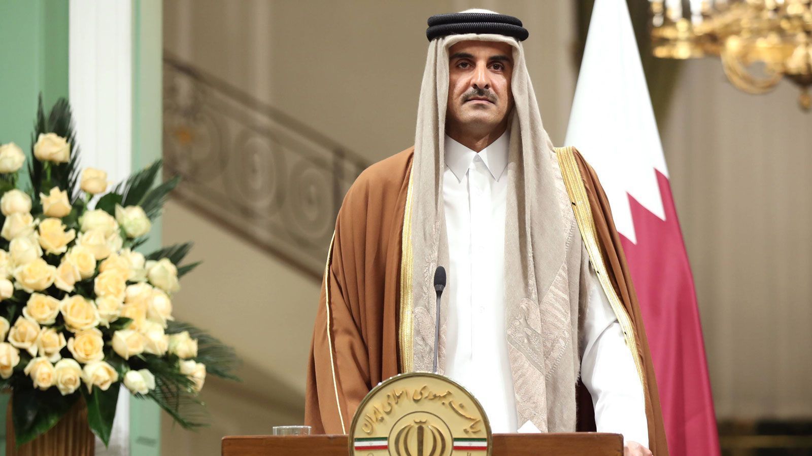 
                <strong>25. Oktober 2022</strong><br>
                Der Emir von Katar geißelt die anhaltende Kritik als "beispiellose Kampagne" inklusive "Erfundenem und Doppelmoral". Bei einer Fernsehansprache beklagt Scheich Tamim bin Hamad Al-Thani, dass noch kein Endrunden-Ausrichter derart heftig angegangen worden sei. 
              
