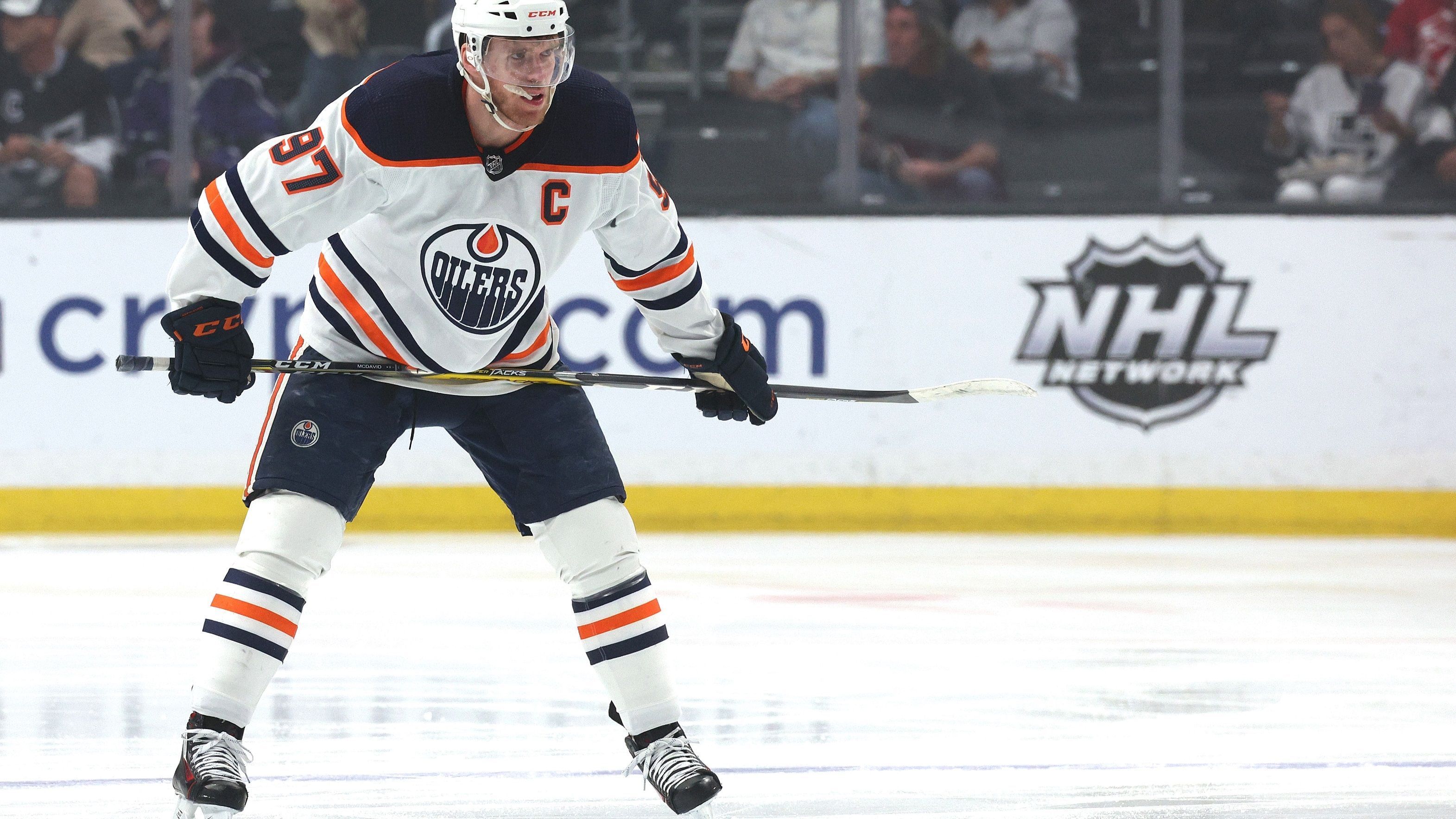 
                <strong>6. Edmonton Oilers (49 Siege / 104 Punkte)</strong><br>
                Connor McDavid (NHL-Top-Scorer mit 123 Punkten) und Leon Draisaitl (je 55 Tore und Assists) sind natürlich die Hoffnungsträger. Aber wie die Vergangenheit bewiesen hat, fehlte den Edmonton Oilers bisher stets die Tiefe im Kader, um in den Playoffs ernsthaft ein Wörtchen mitzureden. Draisaitl versicherte schon häufiger, dass dieses Problem in der aktuellen Mannschaft behoben sei. Zach Hyman, Evander Kane oder Ryan Nugent-Hopkins sollen die nötige offensive Begleitung zu den beiden Top-Stars beisteuern und haben dies zuweilen auch schon getan.
              