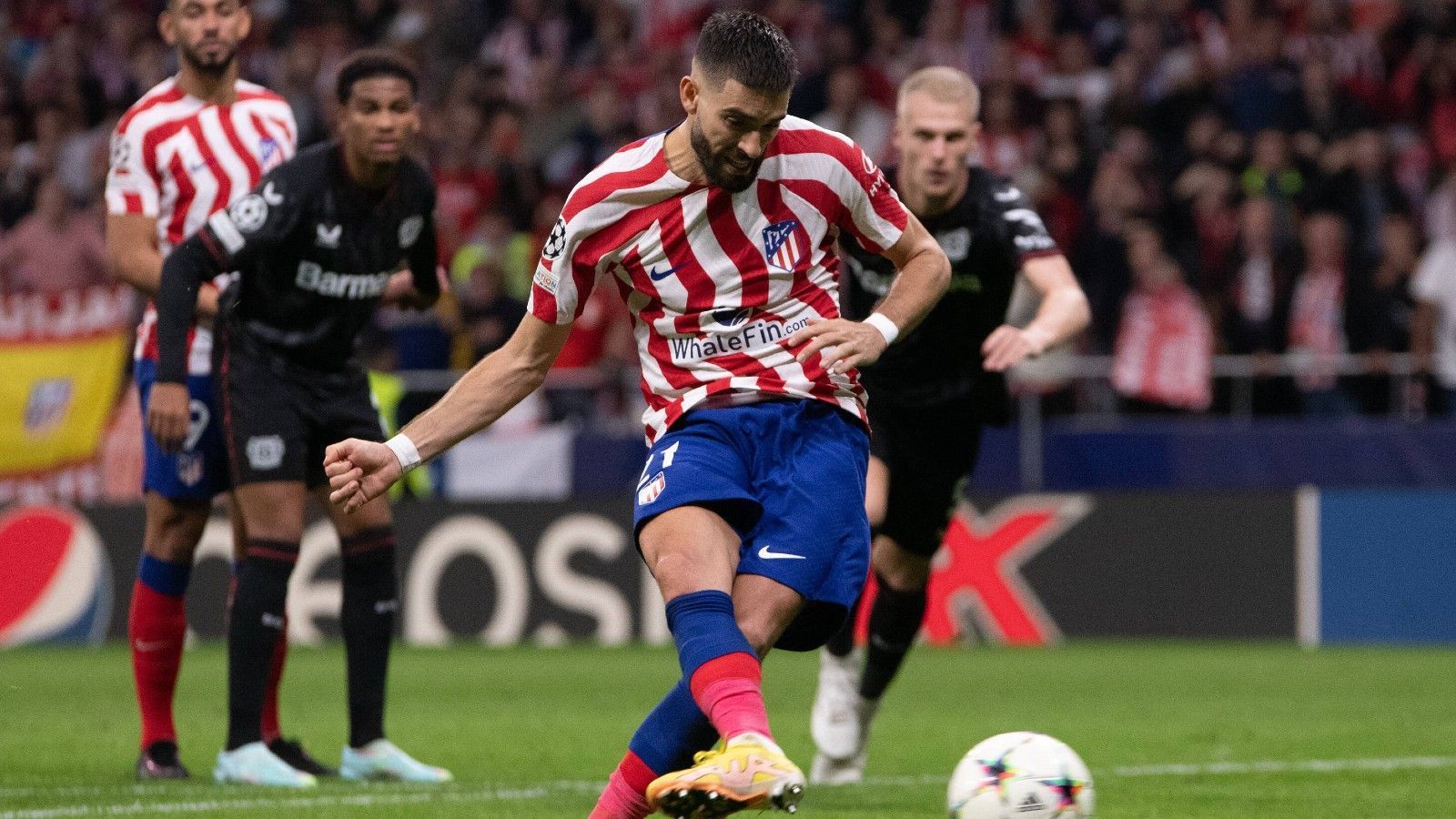 
                <strong>Ekstase im Wanda Metropolitano</strong><br>
                Ein weiterer Treffer würde schließlich nicht nur den Sieg bedeuten, sondern auch das Ausscheiden Atleticos verhindern. Zudem hätte der Klub im letzten Gruppenspiel gegen den FC Porto das Weiterkommen mit einem Sieg in der eigenen Hand. Doch das sollte Atletico nicht vergönnt sein - auf äußerst tragische Art und Weise.
              