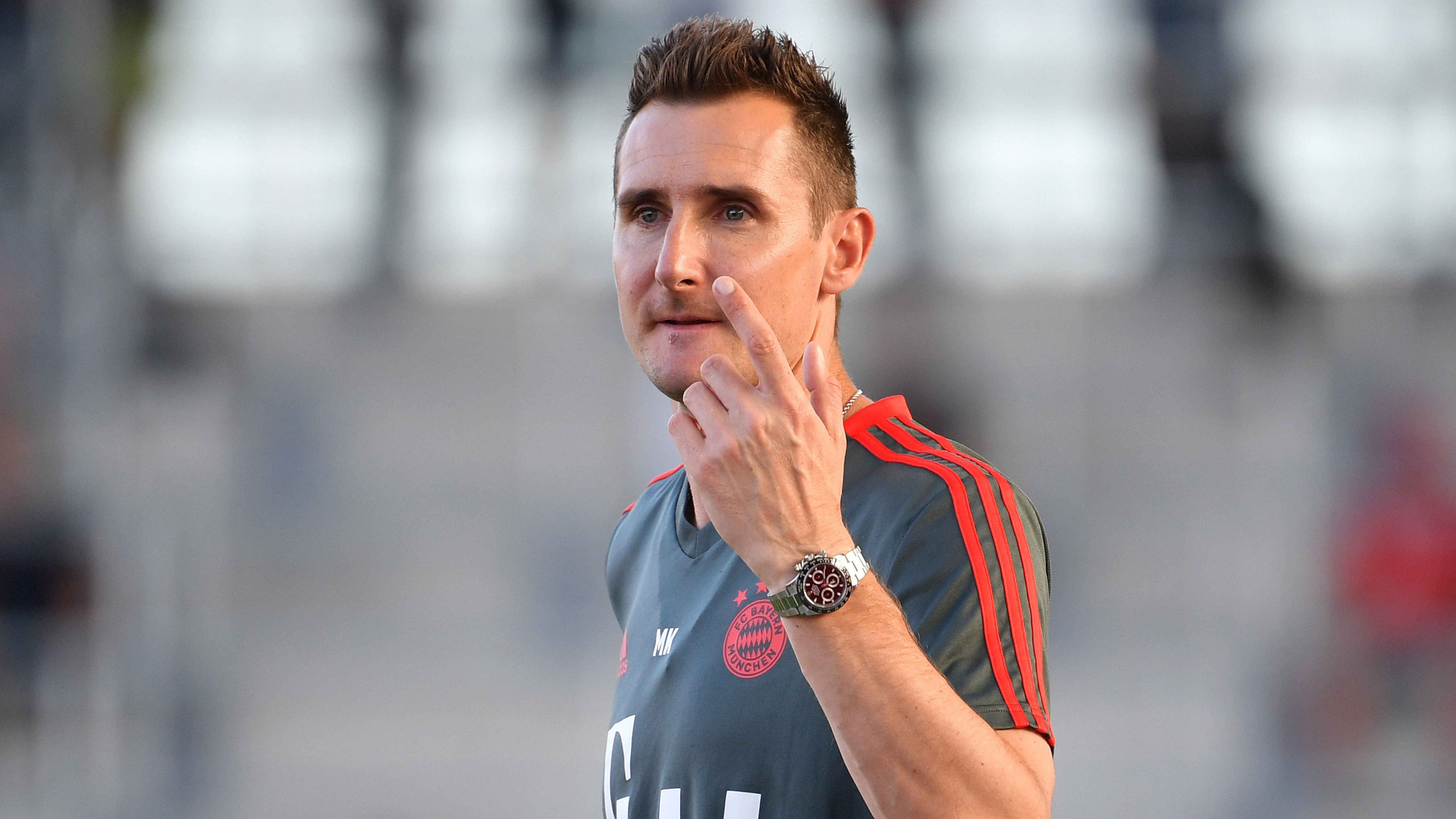 
                <strong>Miroslav Klose (Vertrag bis 2020)</strong><br>
                Der WM-Rekordtorjäger machte bei der U17 der Bayern seine ersten Schritte als Cheftrainer. Nun soll er, geht es nach Chefcoach Hansi Flick, in der kommenden Saison Co-Trainer bei den Profis werden. Doch der "kicker" berichtet, dass Klose bereits seit geraumer Zeit ein unterschriftsreifes Angebot eines anderen Bundesligisten, ebenfalls für die Position des Co-Trainers, vorliegen hat. 
              