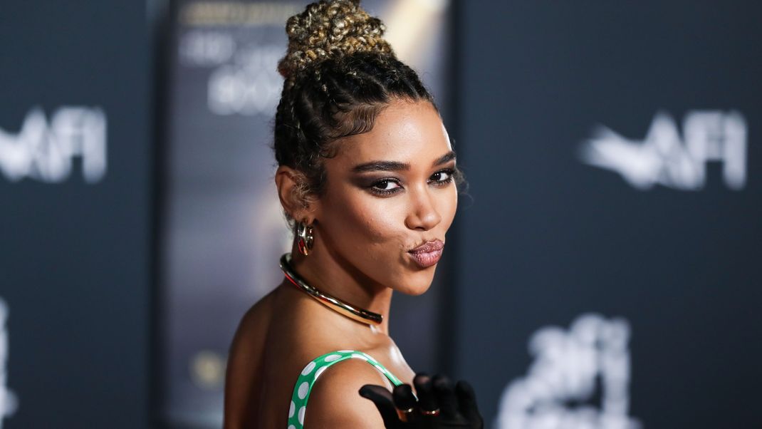 Alexandra Shipp zeigt: Auch mit Braids kann ein Rose Bun gestylt werden.