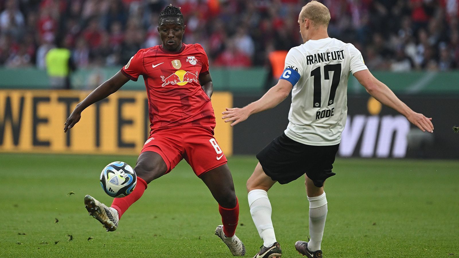 
                <strong>Amadou Haidara (RB Leipzig) </strong><br>
                Wesentlich unauffälliger als Laimer, stopft im Mittelfeld aber gut die Löcher. Offensiv meist ohne Aktien, erobert allerdings vor dem 1:0 den Ball. Defensiv gerade in der zweiten Halbzeit richtig stark. ran-Note: 2
              