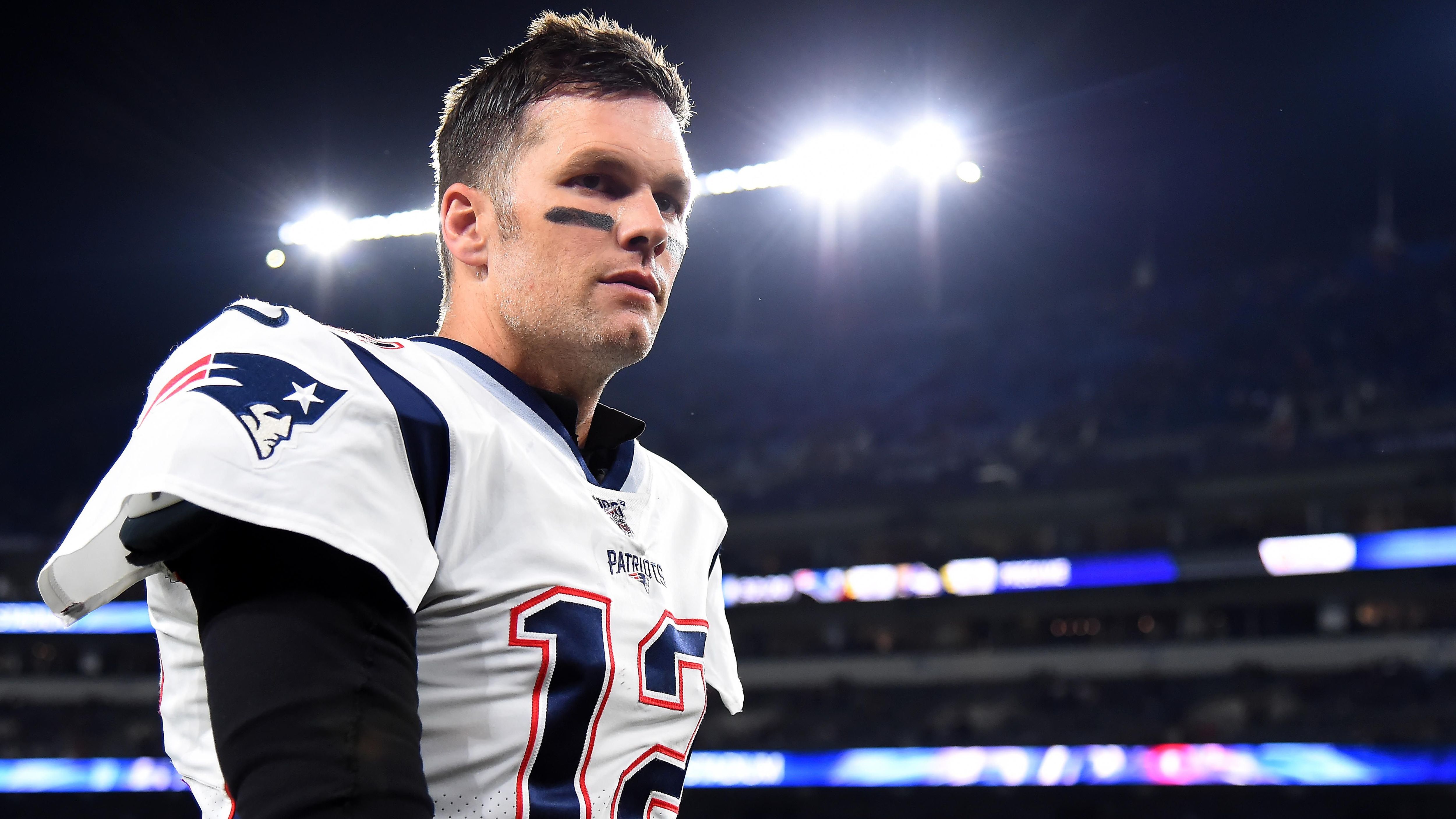 
                <strong>Tom Brady: Die Gehälter des "GOAT" in der NFL</strong><br>
                Als 199. Pick des Drafts 2000 zog Tom Brady in die NFL, um die Liga zu erobern. Nun hat der GOAT zum zweiten Mal und wohl endgültig seinen Rücktritt bekanntgegeben. Über die Jahre ließ sich die Quarterback-Legende die Top-Leistungen natürlich auch entsprechend bezahlen. ran zeigt, was der 45-Jährige Jahr für Jahr in der NFL kassiert hat (Quelle: "Spotrac") - dabei gilt zu beachten: Oftmals verzichtete Brady auf höhere Summen, damit die Franchise mehr Cap Space zur Verstärkung des Teams zur Verfügung hatte.
              