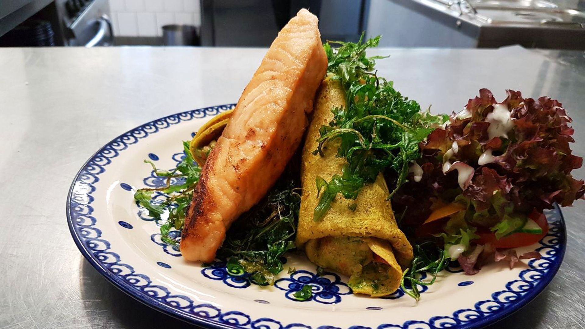 Buchweizen Crêpe mit Senflinsensalat und Caipirinha - Lachs