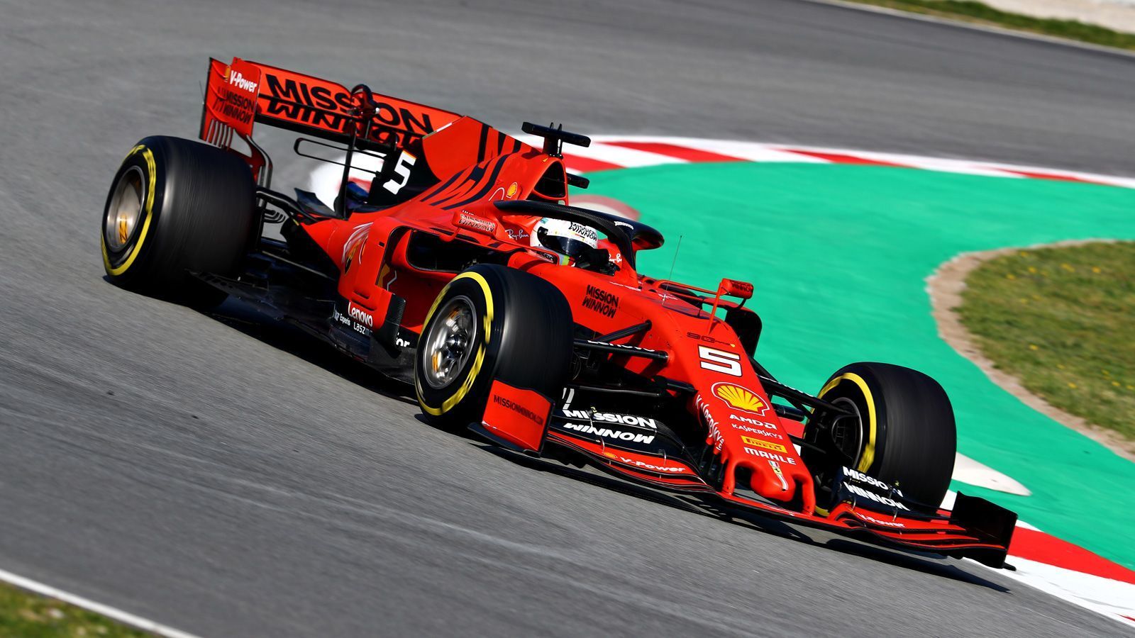 
                <strong>Platz 1: Scuderia Ferrari</strong><br>
                Kühlung, Auspuff, Elektronik - das einzige, was Ferrari nach den Tests Kopfschmerzen bereiten könnte, ist die Zuverlässigkeit. Die Defekte muss das Team abstellen, dann sind die Roten bestens gerüstet für den Saisonstart. Ferrari ist das Auto, das es 2019 zu schlagen gilt, prophezeien Experten und Ingenieure. Zumindest zum Beginn der Saison. Für Vettel könnte neben Hamilton der größte Rivale dieses Jahr aus dem eigenen Team kommen. Mit Charles Leclerc sitzt ein junger Fahrer im Ferrari, der ebenfalls um Siege kämpfen will. Und nicht vor einem vierfachen Weltmeister als Teamkollegen zurückschreckt. 
              