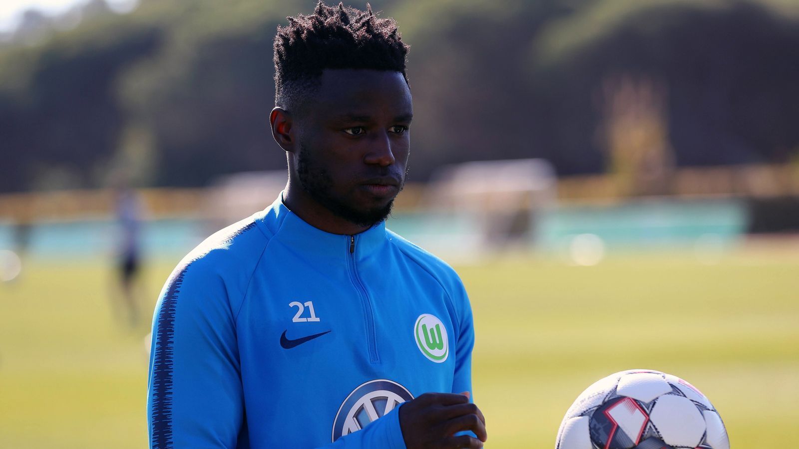 
                <strong>Paul George Ntep (VfL Wolfsburg)</strong><br>
                Wie Bruma, so hat auch sein VfL-Mannschaftskollege Paul George Ntep unter Trainer Bruno Labbadia keine sportliche Perspektive mehr. Zuletzt wurde der 26 Jahre alte Flügelspieler mit einer Rückkehr nach Frankreich in Verbindung gebracht. Der Kameruner kickte dort vor seinem Wechsel zu den Niedersachsen für AJ Auxerre, Stade Rennes und St. Etienne. Als mögliche Interessenten nannte die Zeitung "L'Equipe" die beiden Ligue-1-Klubs SM Caen oder Guingamp sowie Alaves aus La Liga und den FC Turin aus der Serie A. Nteps Vertrag in Wolfsburg läuft noch bis 2021.
              