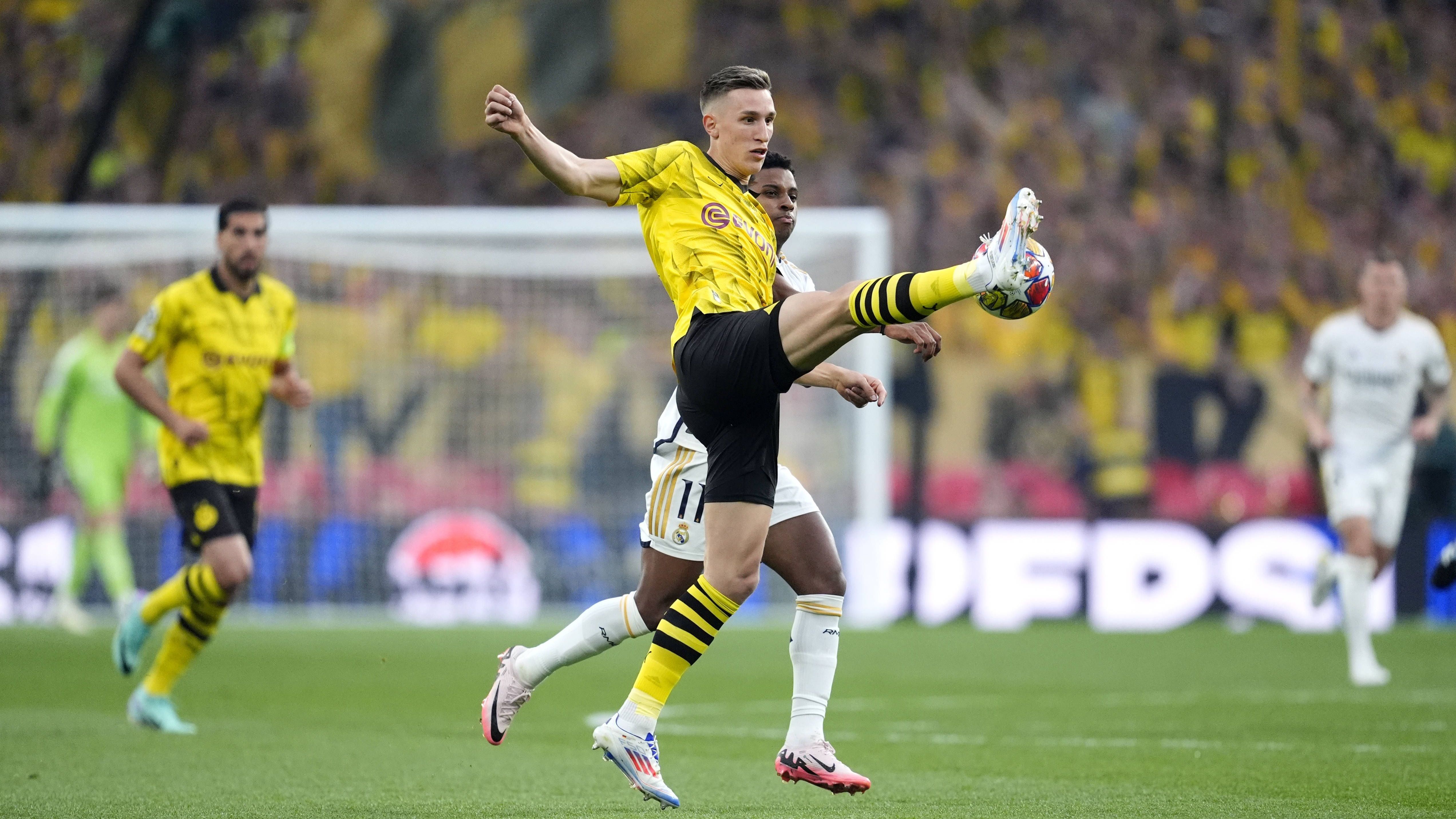 <strong>Nico Schlotterbeck (Borussia Dortmund)</strong><br>Einige wenige Abspielfehler ändern nichts an der lange Zeit überzeugenden Vorstellung in der Innenverteidigung. Auch er kann die sich schleichend anbahnende Niederlage aber nicht verhindern. <strong><em>ran</em></strong><strong>-Note: 3</strong>