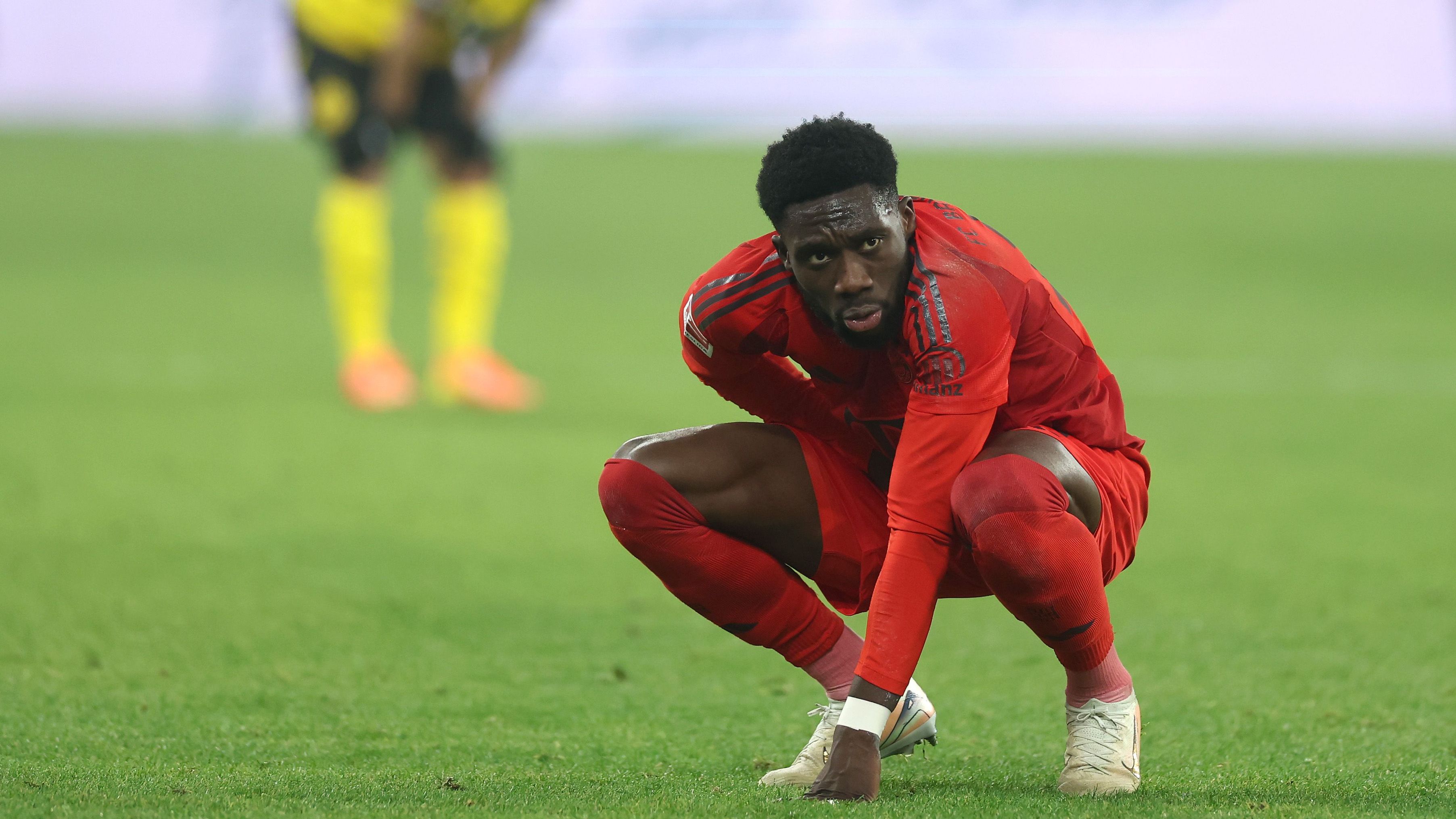 <strong>Alphonso Davies (FC Bayern München)</strong><br>Blöd für die Red Devils, dass man an der Säbener Straße aufgrund seiner starken Leistungen unbedingt mit Davies über den Sommer 2025 hinaus verlängern möchte. Wie "Sky" berichtet, hat die Vertragsausdehnung mit dem Kanadier aktuell "oberste Priorität". Doch die Verhandlungen gestalten sich schwierig: Besonders Davies' Gehaltsforderungen sorgten in der Vergangenheit für Stillstand, hieß es.