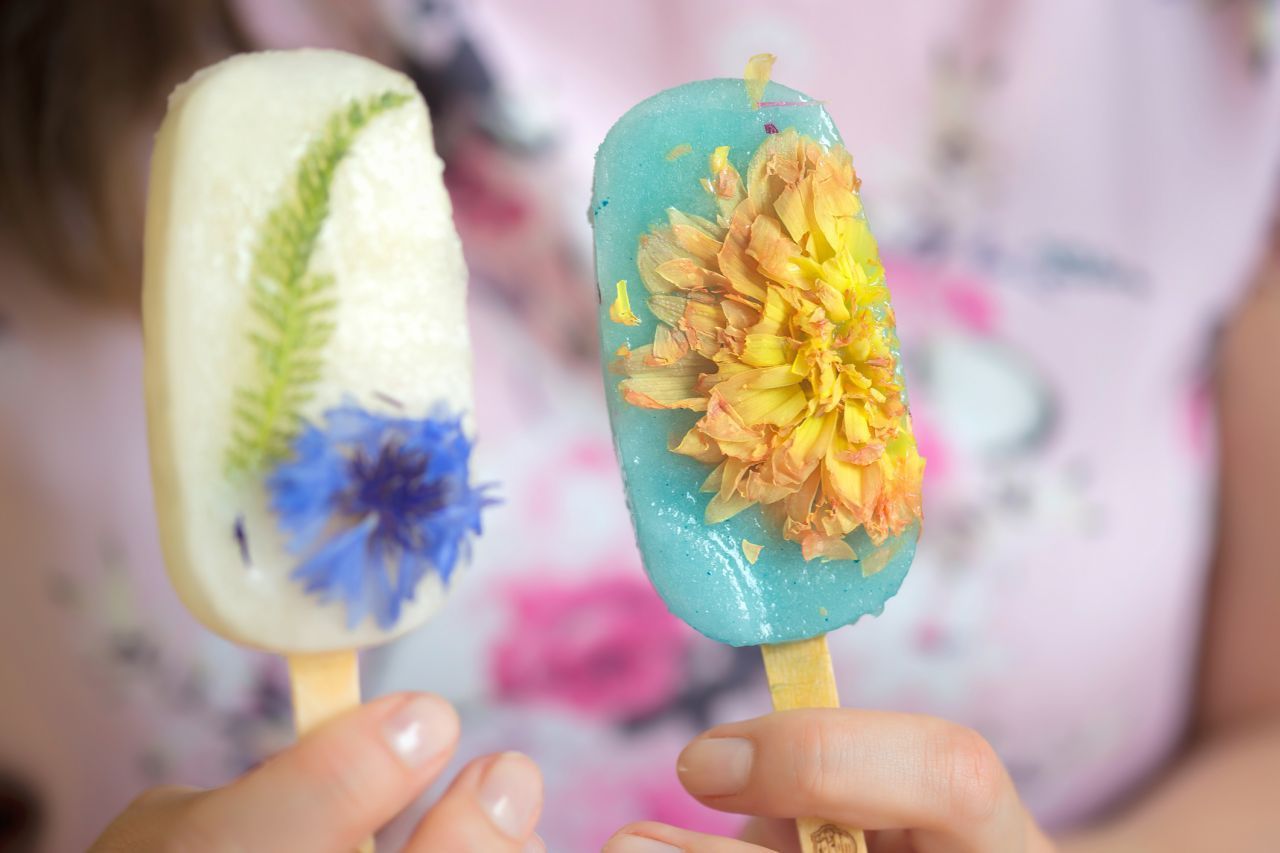 Sorbet mit Blumen verfeinert - das ist leckere Flower Power!