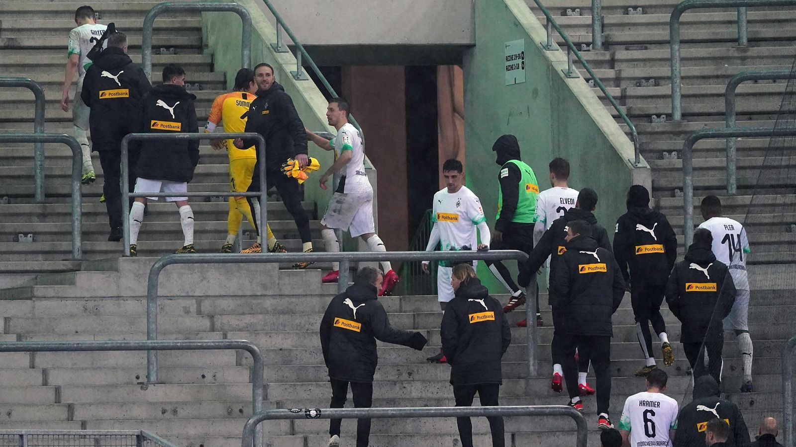 
                <strong>So feiern die Gladbach-Fans den Derbysieg gegen Köln</strong><br>
                Nach dem Schlusspfiff ließ es sich die siegreiche Gladbacher Mannschaft nicht nehmen, mit den Fans zu feiern. Dafür ging es die Tribüne hinauf, um besten Blick auf den ...
              