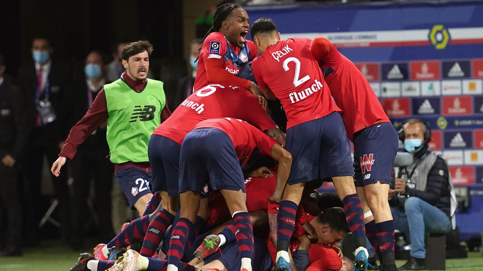 
                <strong>OSC Lille (Frankreich)</strong><br>
                In der Ligue 1 gab es in der Vorsaison einen sehr überraschenden Meister. Denn nicht Paris St. Germain holte sich mit all den Stars den Titel, sondern Außenseiter OSC Lille um das frühere Bayern-Talent Renato Sanches. In der Champions League ist Lille nun auch schon zum zweiten Mal in Folge dabei, muss aber ohne Meistertrainer Christophe Galtier auskommen. Dieser erklärte nach dem sensationellen Titelgewinn seinen Rücktritt und heuerte mittlerweile beim Ligue-1-Konkurrenten OGC Nizza an. Neuer Lille-Coach ist Jocelyn Gourvennec. Auch Lilles Meisterkeeper Mike Maignan ist weg, er wechselte zum AC Mailand. 
              