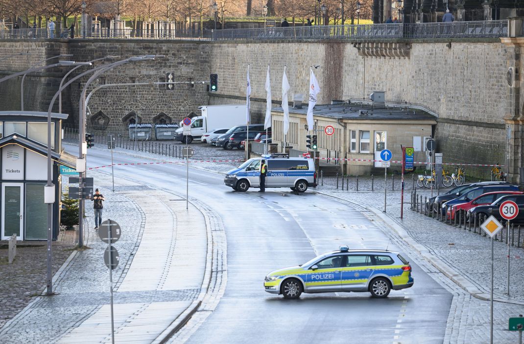 Nach dem Bombenfund sperren Polizisten das Terrassenufer ab.