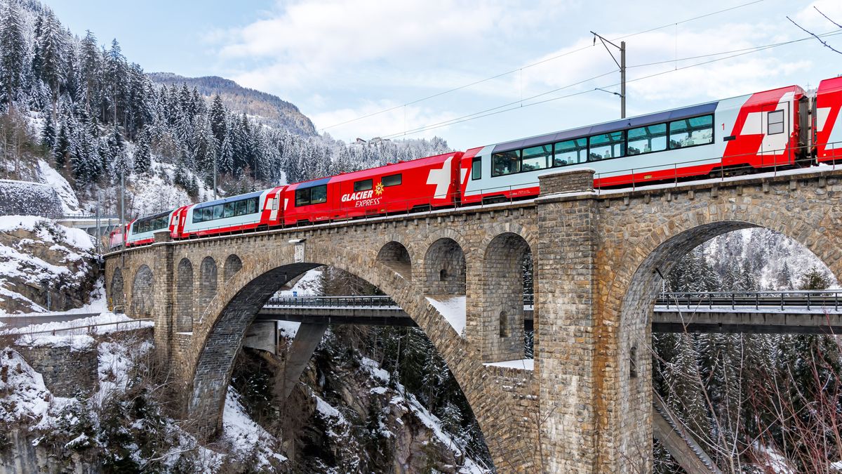 Der Glacier Express schönste Bahnstrecken 461731951