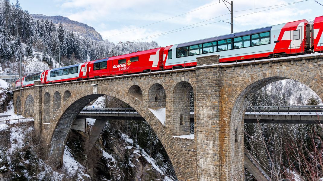 Der Glacier Express fährt über eine der schönsten Bahnstrecken der Welt.