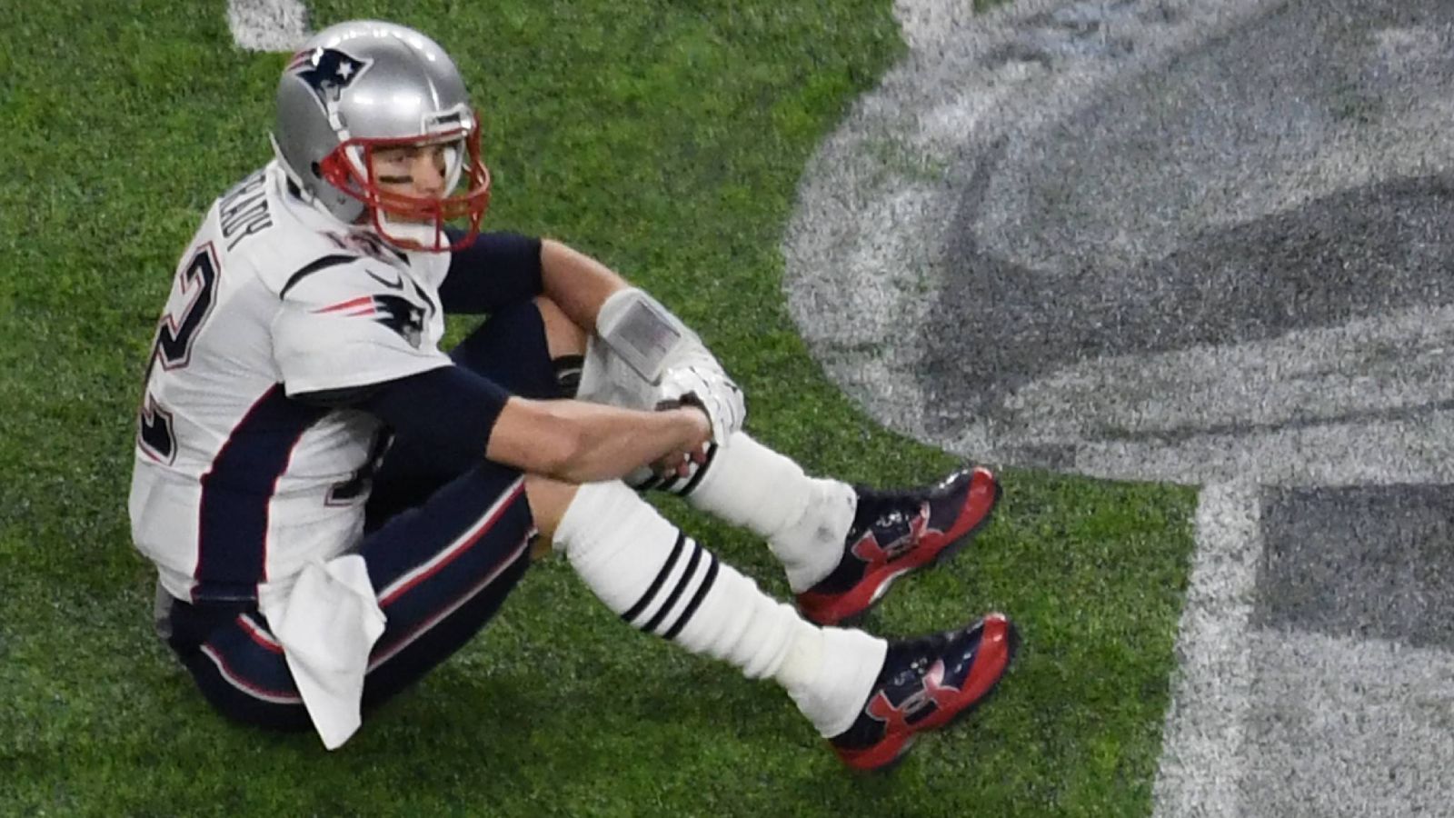 <strong>Einen Ring für Tom Brady verhindert</strong><br>
                Tom Brady hat in seiner Karriere immer polarisiert. Wenn man ihn nicht gefeiert hat, hat man ihn gehasst. Den Philadelphia Eagles ist es zu verdanken, dass Tom Brady nicht noch einen Super-Bowl-Ring mehr hat als die sieben, die er ohnehin schon besitzt. Im Super Bowl LII verloren die Patriots trotz 505 Passing Yards (Super-Bowl-Rekord) und drei Touchdowns von Brady mit 33:41. Ein Tag zum Feiern für alle Brady-Hater.