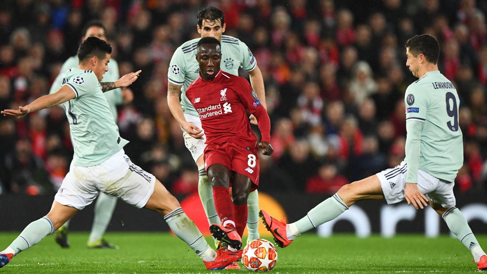 
                <strong>Liverpool gegen den FC Bayern: Die Bilder des Spiels</strong><br>
                Für die erste Halbzeit durchaus symbolträchtig: Liverpool macht zum Großteil das Spiel, die Bayern sind aber rechtzeitig zur Stelle.
              