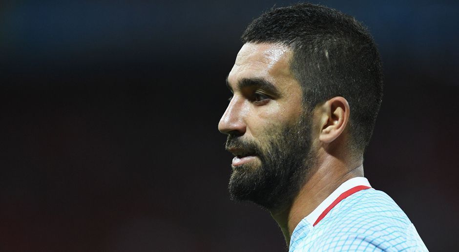 
                <strong>Arda Turan</strong><br>
                Arda Turan (Türkei): Weitaus schwieriger gestaltet sich die Situation für die Türkei. Denn mit momentan acht Punkten liegen Arda Turan und Co. nur auf dem vierten Platz. Zwar beträgt der Rückstand auf Island (Playoff-Platz) nur zwei Zähler. Die Türkei hat bislang aber noch kein Spitzenteams aus der eigenen Gruppe geschlagen.
              