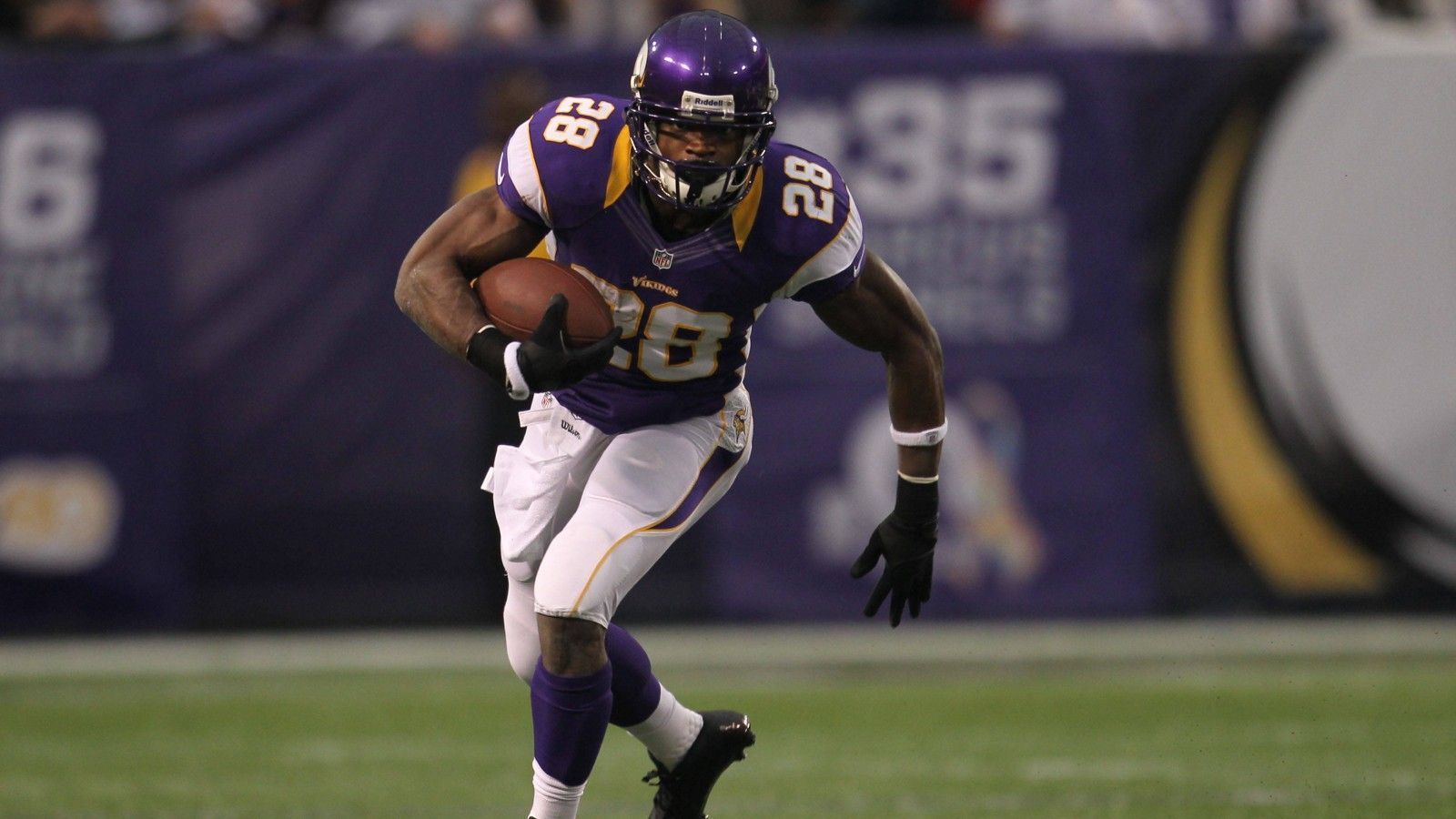 
                <strong>Minnesota Vikings: Adrian Peterson</strong><br>
                &#x2022; Rushing Yards: 2.097<br>&#x2022; Saison: 2012<br>Er gehört zu den besten Running Backs des neuen Jahrtausends. Dass er 2012 zum MVP gewählt wurde, wundert mit Blick auf seine Leistungen nicht. 
              