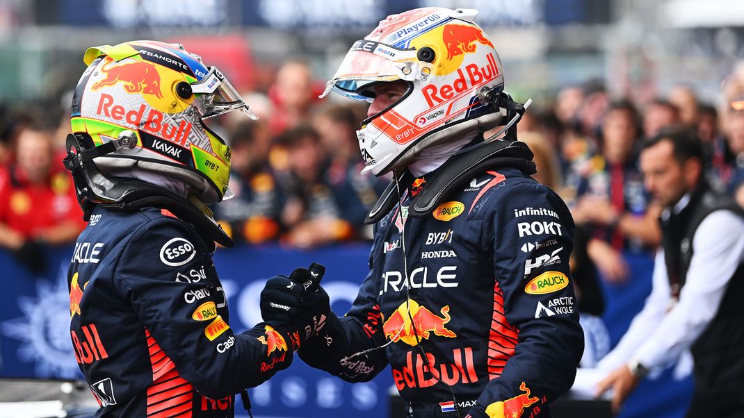 Die Red-Bull-Piloten Sergio Perez (li.) und Max Verstappen (re.) beim Handshake.