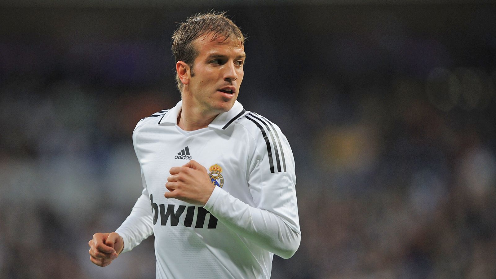 
                <strong>Rafael van der Vaart</strong><br>
                Als Rafael van der Vaart 2010 von Real Madrid zu Tottenham Hotspur wechselte, betonte er gegenüber dem Radiosender "talkSPORT", dass er sich bei den "Königlichen" nicht als gescheitert betrachte. Das mag auch stimmen, schließlich lief er in zwei Jahren immerhin 73-mal für Real auf. Dennoch war sein Engagement in Spanien der Wendepunkt in van der Vaarts Karriere: Vorher der Hoffnungsträger der "Elftal" und der Superstar des Hamburger SV (ja, so etwas hat es mal gegeben), ging es im Anschluss mit seinen Leistungen und der öffentlichen Aufmerksamkeit rapide bergab. Auch sein zweites Engagement beim HSV verlief bei weitem nicht so schillernd wie sein erstes. 2019 hing van der Vaart seine Fußballschuhe an den Nagel. Nicht an der Weltspitze, wie zu Beginn seiner Karriere von vielen erwartet, sondern nach Stationen bei Betis Sevilla, dem FC Midtjylland und Esbjerg fB.
              