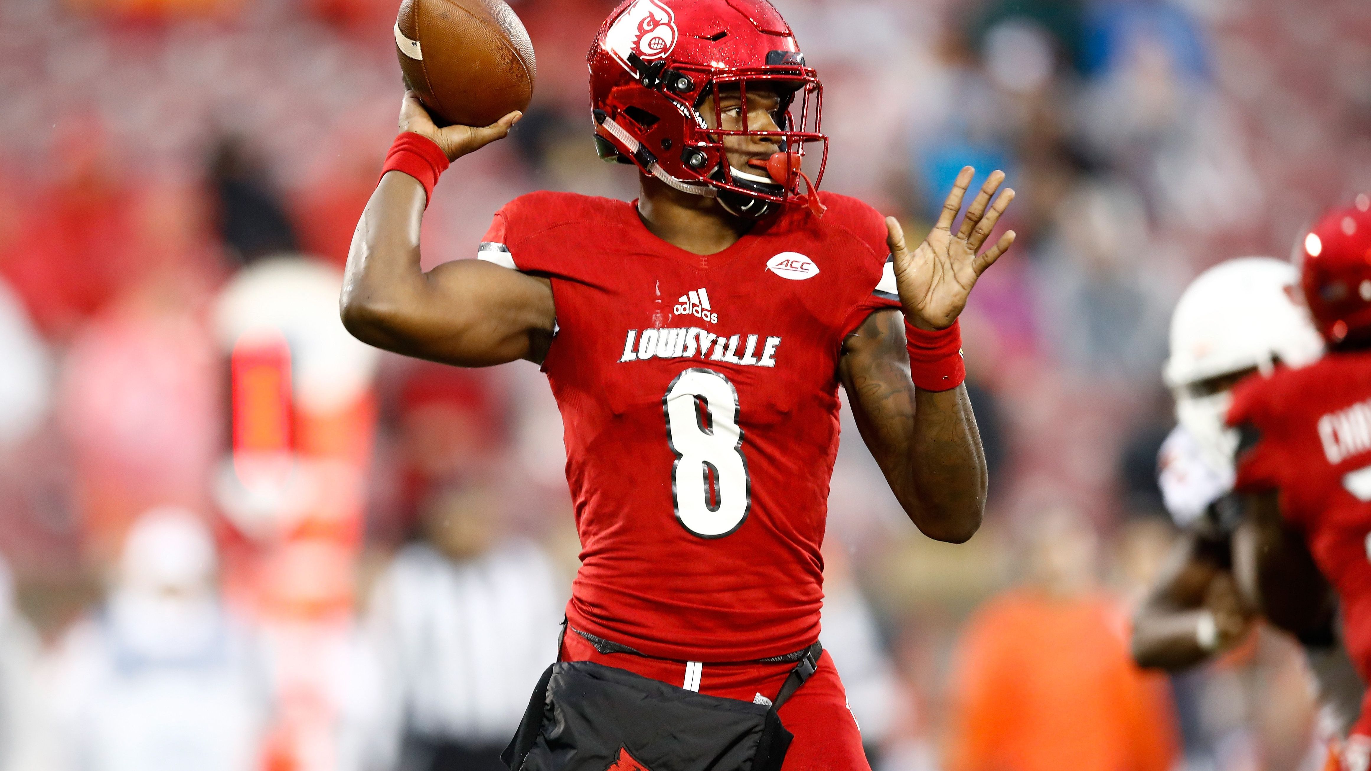 <strong>2016: Lamar Jackson (Quarterback - University of Louisville)</strong><br>Lamar Jackson hat die Zügel bei den Ravens fest in der Hand. Dabei war auch sein Einstieg steinig. Er wurde 2018 - eineinhalb Jahre nach dem Gewinn der Heisman Trophy - nur an Stelle 32 gedraftet. In Woche zehn übernahm er die Starterrolle und revolutionierte fortan das Quarterback-Spiel in der NFL...