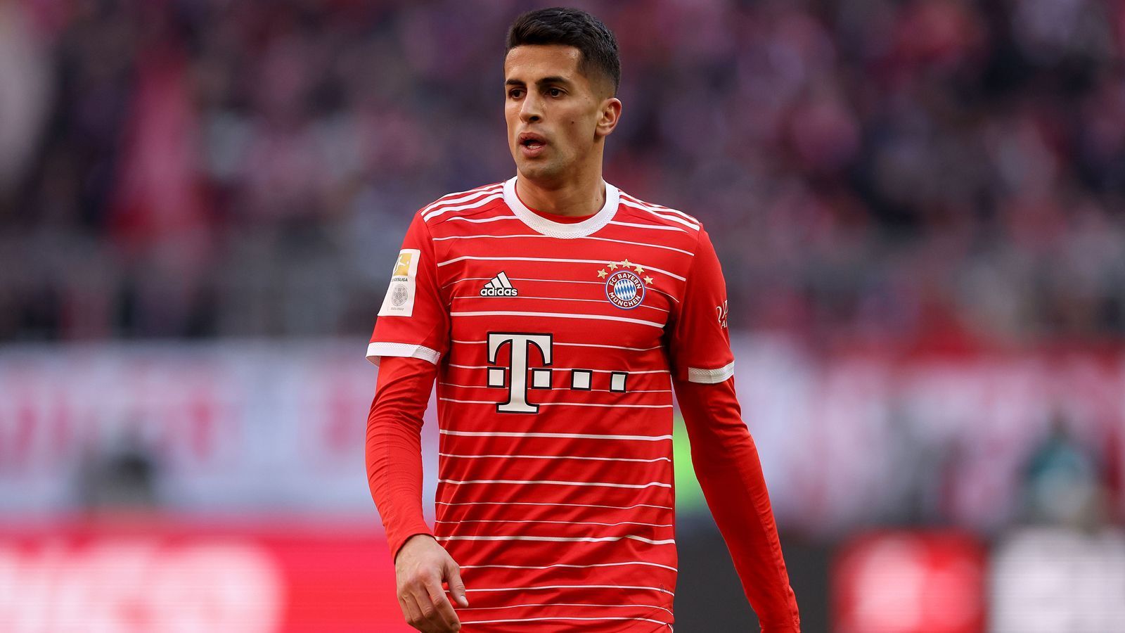 
                <strong>Joao Cancelo</strong><br>
                Welche Grundformation wird Tuchel beim FC Bayern künftig spielen lassen? Die Antwort auf diese Frage könnte in der verbleibenden Saison auch Auswirkungen auf die Einsatzzeiten von Joao Cancelo haben. Setzt Tuchel etwa auf eine klassische Viererkette - und damit nicht auf die von Julian Nagelsmann zuletzt praktizierte Dreierabwehr - könnte der Portugiese durchaus ein Profiteur des Trainerwechsels werden. Immerhin fühlt sich Cancelo als Rechtsverteidiger in einer Viererkette deutlich wohler, ihm wurde von Nagelsmann sogar öffentlich die Fähigkeit abgesprochen, ein Spieler für die Dreierkette zu sein.
              