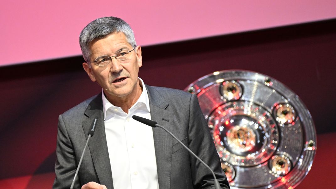 Bundesliga, Jahreshauptversammlung FC Bayern München. Herbert Hainer, der Präsident des FC Bayern spricht bei der Jahreshauptversammlung auf der Bühne.