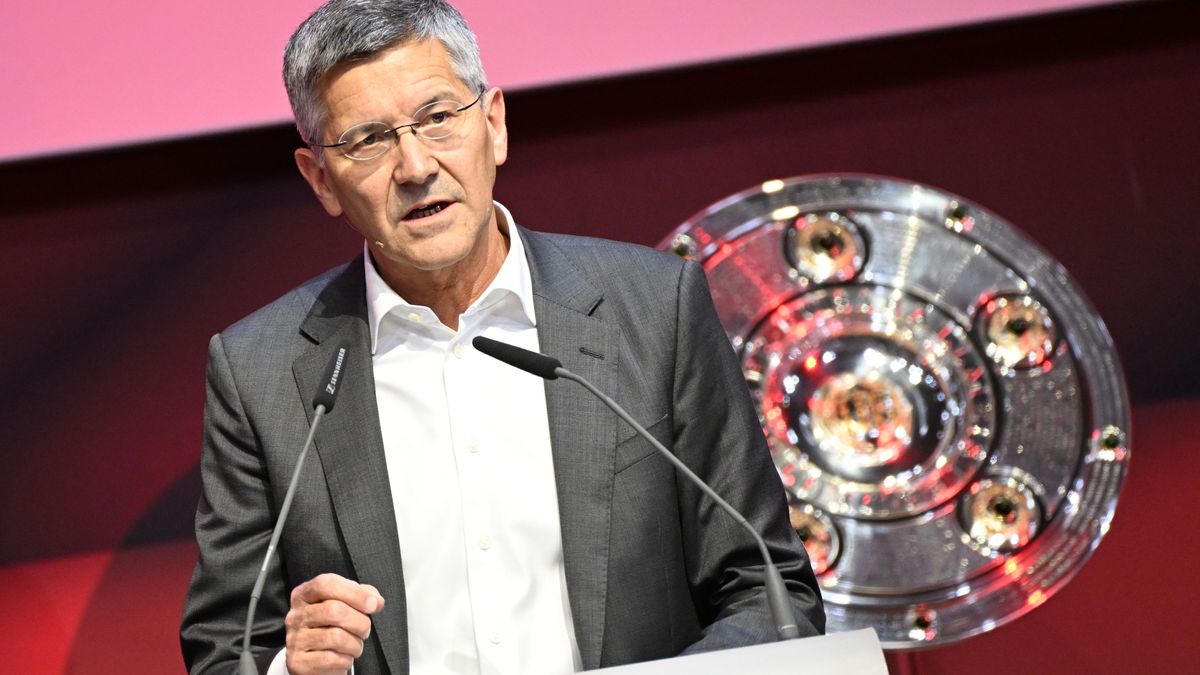 Bundesliga, Jahreshauptversammlung FC Bayern München. Herbert Hainer, der Präsident des FC Bayern spricht bei der Jahreshauptversammlung auf der Bühne.