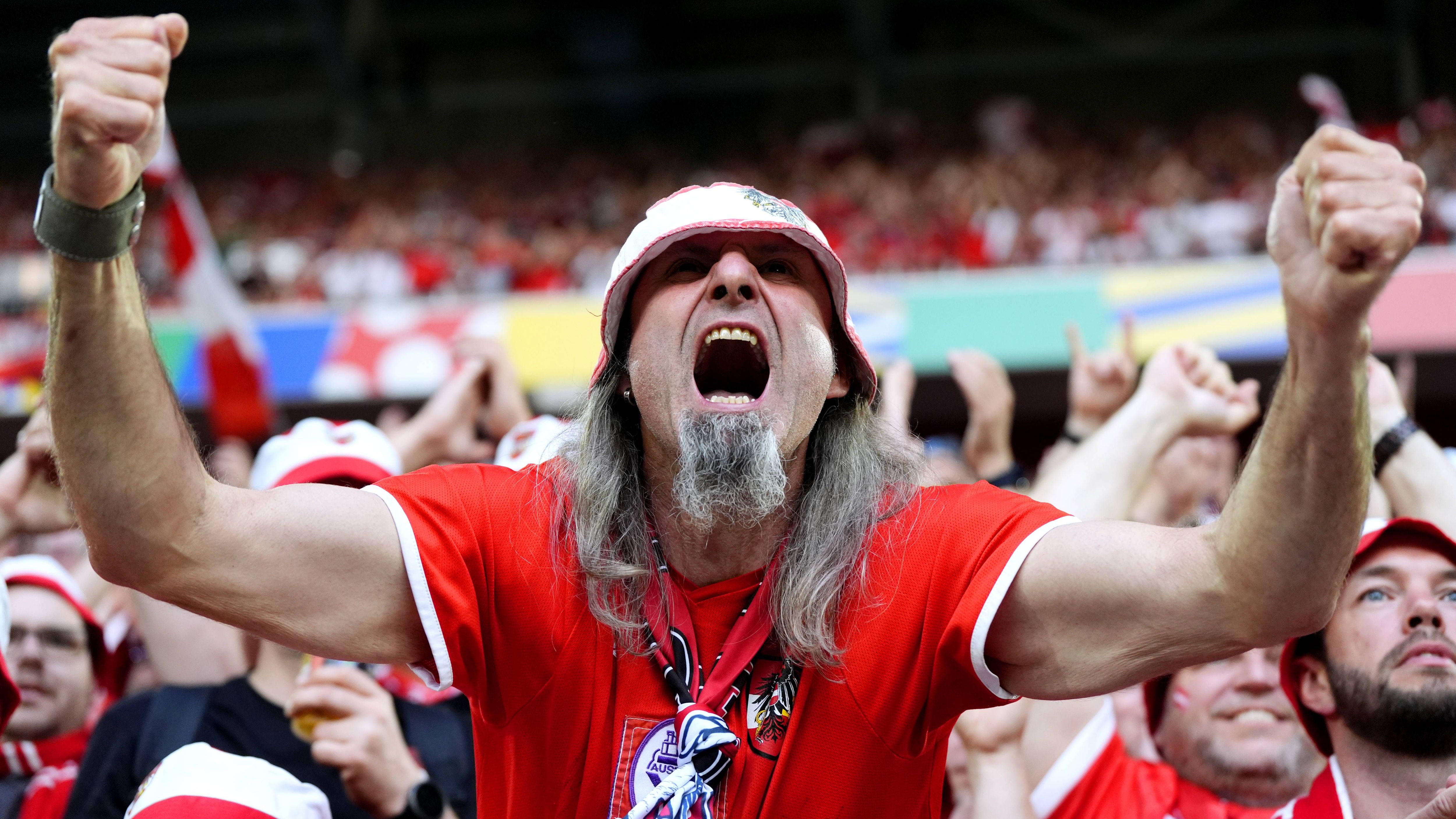 <strong>Es ist angerichtet</strong><br>Auf sie mit Gebrüll? Die Motivation und Emotion der Fans will nicht so richtig auf die Nationalmannschaft Österreichs abfärben. Der Start in die Partie ist verhalten.