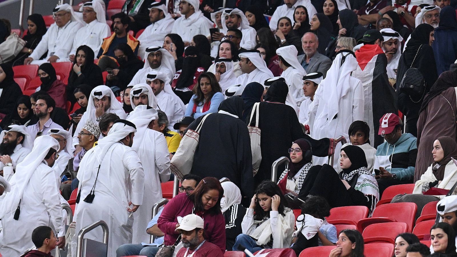 
                <strong>Katar will Schein aufrecht erhalten</strong><br>
                Trotzdem möchten das umstrittene Gastgerberland und der Veranstalter den Schein wahren. In den offiziellen TV-Bildern der FIFA, dem sogenannten "World-Feed", waren die leeren Rängen kaum bis gar nicht zu sehen.
              