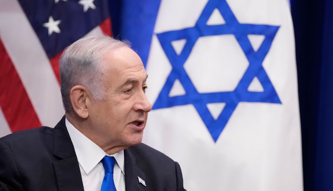 Benjamin Netanjahu, Premierminister von Israel, während eines Treffens mit US-Präsident Biden. Nach massiven Angriffen der Hamas sieht Netanjahu sein Land im Krieg.