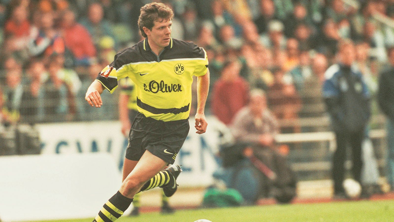 
                <strong>Zentrales Mittelfeld: Andreas Möller</strong><br>
                Andreas Möller spielte für beide Ruhrpott-Rivalen und wechselte im Jahr 2000 nach sechs Jahren von Dortmund zum FC Schalke 04. Allein wegen dieser Tatsache würden ihn die meisten BVB-Fans wahrscheinlich nicht in diese Legenden-Elf wählen. Doch der KI ist das egal. Im Jahr 2004 beendete Möller seine Karriere bei Eintracht Frankfurt, wo er danach auch als Leiter der Nachwuchsabteilung aktiv war.
              