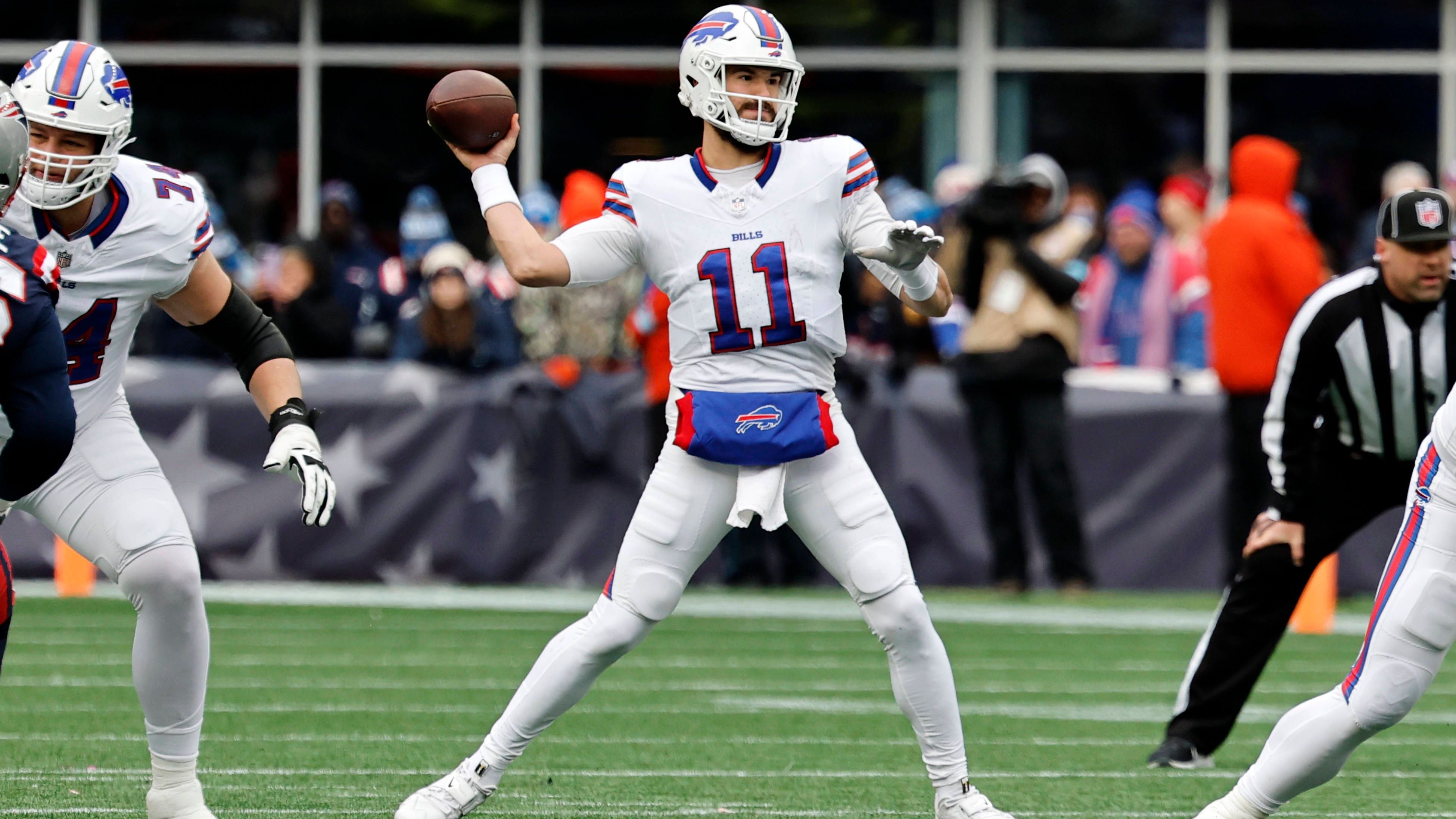 <strong>Mitchell Trubisky (Buffalo Bills)</strong><br><strong>Alter:</strong> 31 <br><strong>Draftpick:</strong> 2 im Jahr 2017<br><strong>Jahresgehalt 2025:</strong>&nbsp;bis zu 3,25 Millionen Dollar<br><strong>Beste Saison:</strong> 2018 bei den Chicago Bears mit 3.223 Passing Yards, 421 Rushing Yards, 27 Touchdowns (davon 3 Rushing Touchdowns) und 12 Interceptions in 14 Spielen