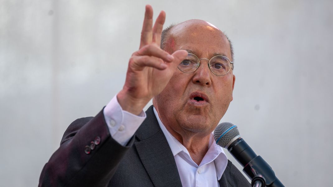 Archivaufnahme, 7. Juni 2024, Brandenburg, Potsdam: Gregor Gysi (Die Linke) spricht bei einer Wahlkampfveranstaltung seiner Partei vor der Europawahl am Brandenburger Tor. 